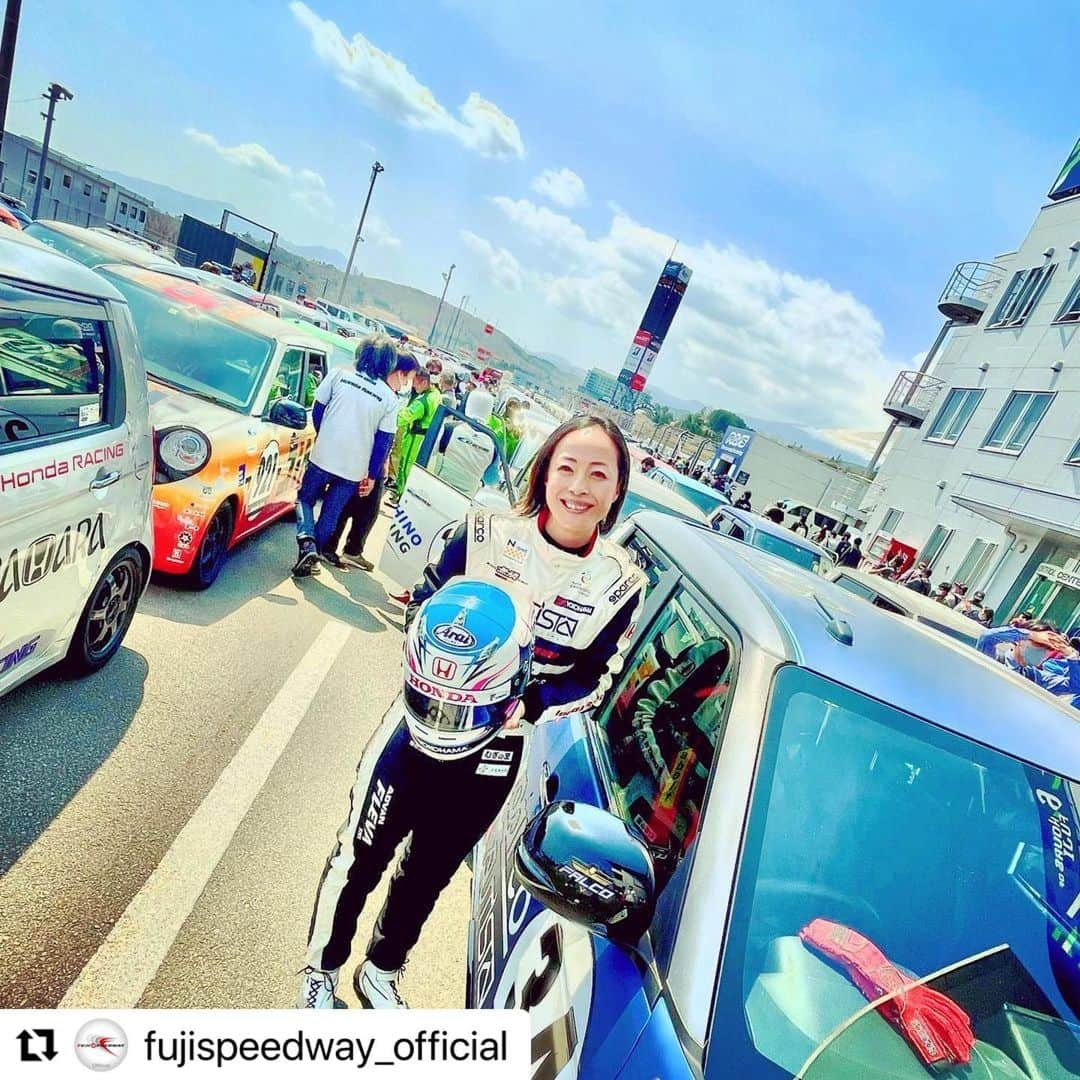 下村真由美のインスタグラム：「エヌワンオーナーズカップRd2🏁 初めてのリタイヤとなりましたが、富士スピードウェイさんの公式Instagramに載せていただきました❣️  レースの洗練を受けた週末になったけど、確実に前には進めていると思います🚗✨  速くなりたい‼︎ 今はそれだけです👊✨  #エヌワンオーナーズカップ  #富士スピードウェイ  #autista  #yokohamaタイヤ  #sparco #arai  #hrc」