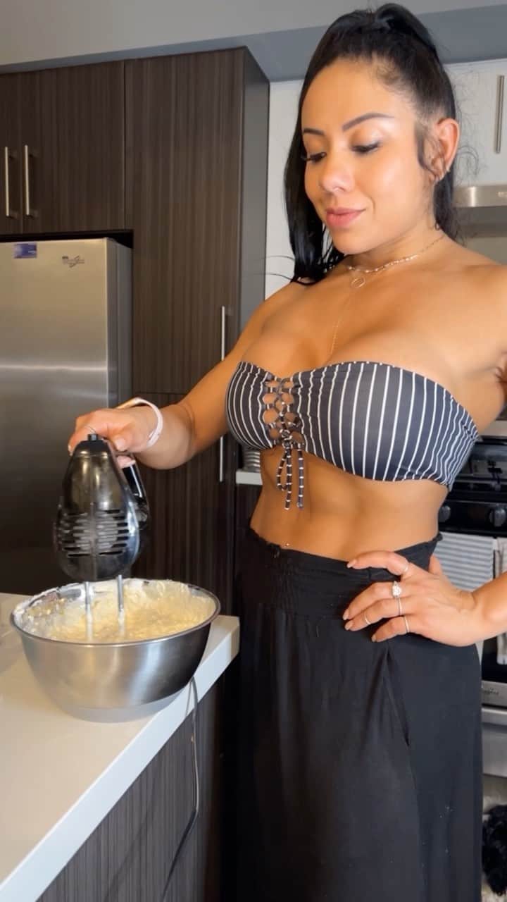 Eri Antonのインスタグラム：「KETO Cheesecake sponsored by @quash ⁣Crust ⁣ 3 cups almond flour⁣ 3 Tbsp butter⁣ 1/2 tsp Monk fruit sweetener⁣ 1 tsp Vanilla extract⁣ ⁣ ⁣Mix well all cover 9”pie pan⁣  ⁣Filling⁣ 24 oz cream cheese⁣ 2 eggs⁣ 1 Tsp Monk fruit sweetener⁣ 1 Tbsp Lemon Juice⁣ 1 Tsp Vanilla extract⁣  ⁣ Blend together and fill crust in pie pan.⁣  ⁣Bake at 350 degrees for 45 minutes and enjoy!⁣ ⁣ ⁣ @quash The iimmune support with antioxidants, vitamins and electrolytes. Immunex™premium formula contains potent immune & health optimizing ingredients. Contains 0 carbs, 0 sugars, 0 artificial flavors & colors.⁣ Go to www.bangenergy.com⁣ and use “ERI10” for a 10% discount⁣ ⁣ Follow the inventor: @BangEnergy.CEO 😎 ⁣  ⁣ #Quash  #Quashlt  #Ad」