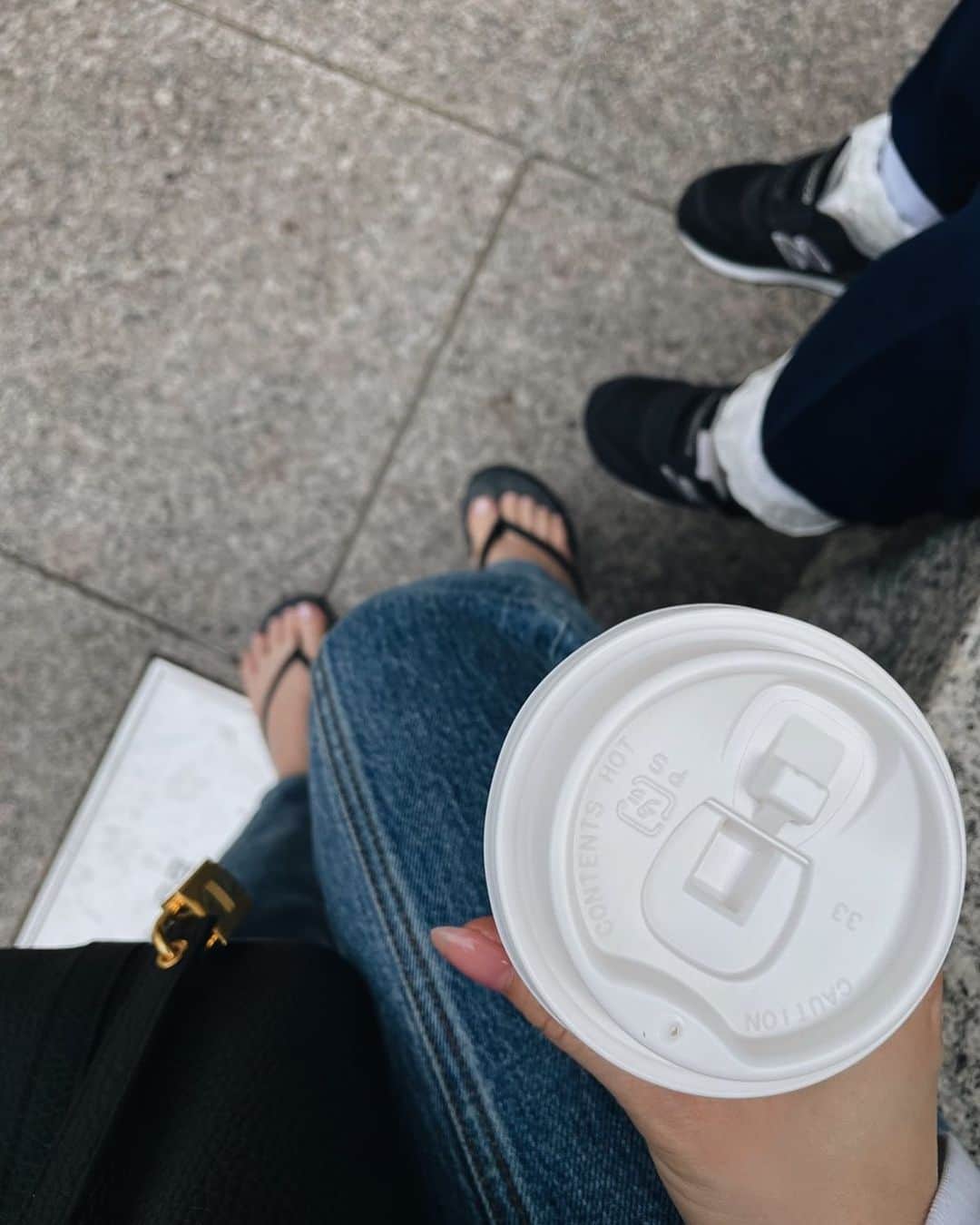 平大路えみのインスタグラム：「長女と次女の学校、送る先が別になり、 長女を送った後、微妙に時間が空くのね。  次女と相談してスタバへ行くことに。  次女とふたりきりの時間はほとんど無いから 大切にしたい時間☕️  お茶しておしゃべりして かくれんぼしたら 学校遅刻しかけた🐈  ごめんなさいね。」
