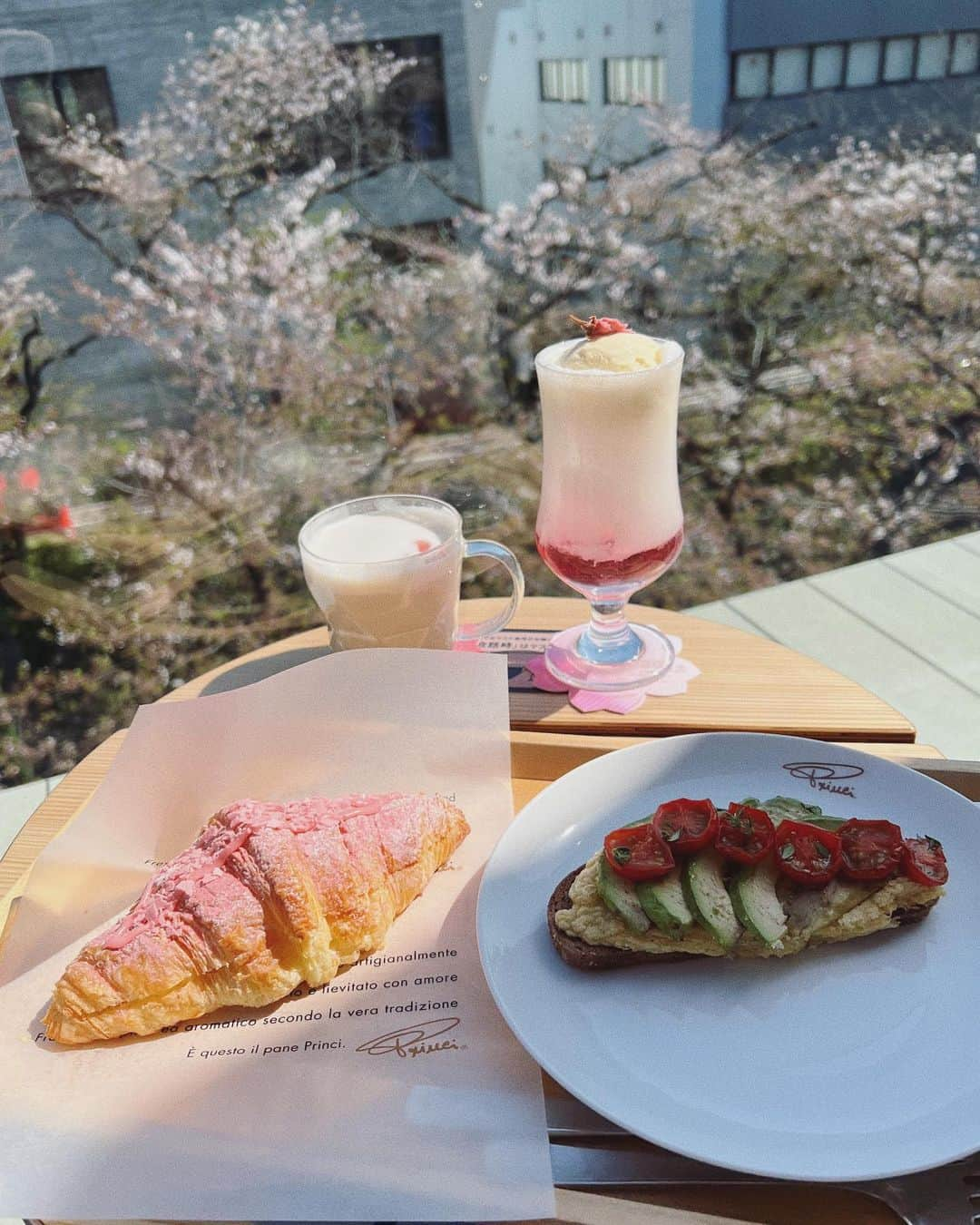 秋山衣梨佳さんのインスタグラム写真 - (秋山衣梨佳Instagram)「🌸☕️🍞 　 　 @#STARBUCKSRESERVEROASTERYTOKYO 大好きな場所になってきている🌸 どーしても桜メニュー食べたくて 葉桜になってたけど ギリセーフということにした👌笑 桜味好き〜〜〜🌸ほんでかわいい😌 　 このカードほしくて3枚目作ってしまったヨ💭 　 　 #スターバックスリザーブロースタリー#中目黒カフェ#中目黒」4月11日 10時33分 - akiyamaerika