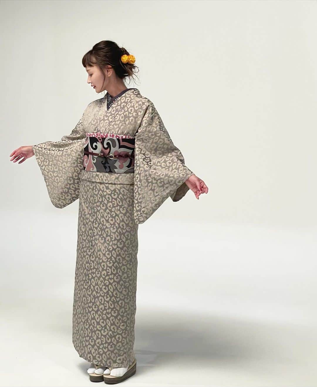渡部麻衣さんのインスタグラム写真 - (渡部麻衣Instagram)「いろーんなお着物👘  先日撮影で久々に着ました👘 @kimono_grace  @yashima_group   昔の着物も美しくて好きだけど 今っぽいのも楽しいーっ♡  黒い着物の生地ジャージ素材なの🥹 可愛すぎるっっ🥹  着物集めたいっっ🥹  #8枚目の浴衣の柄は #なんでしょーか？」4月11日 16時53分 - mmaaiipp