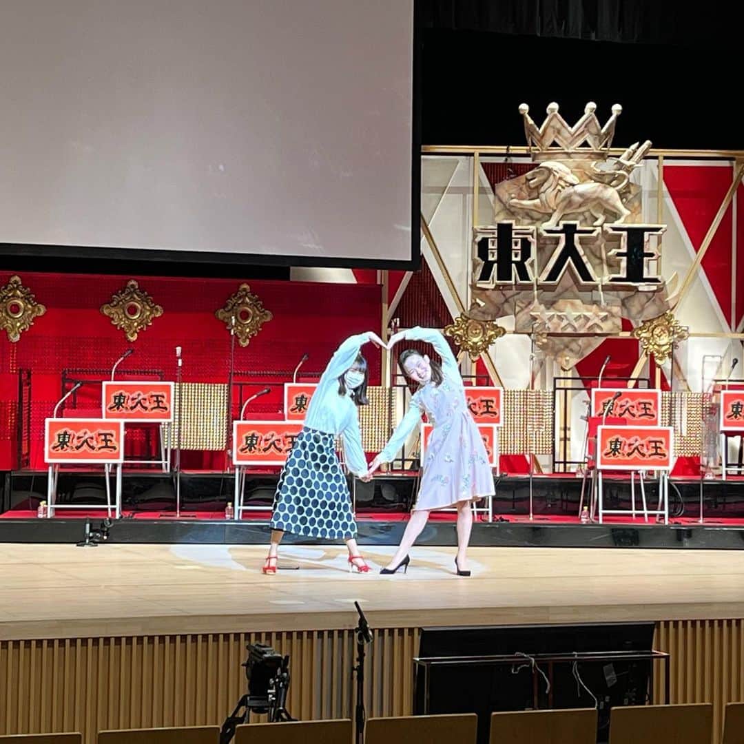 のインスタグラム：「Здравствуйте 🇺🇦💓🇷🇺  先日、東大王春のファン祭がありました🌸  大好きな紀野さんと頼れる砂川さんの卒業、大変寂しかったですが、お二人のこれまでの努力や苦労を労いこれからのご活躍を祈る気持ちでいっぱいです✨  また、私がクイズを続ける大きなきっかけをくれた猪俣大輝の引退も、驚きだったと思います。  私自身も、サバイバルマッチで勝利することが出来なかったので、今年からは『東大王』に東大王として出演することはありません。後悔や未練が皆無かと問われると断言し難いのですが、千秋楽で鶴崎さんと後藤弘くんと早押しボタンにつけたのが本当に楽しかったおかげで、晴れやかな気持ちで新年度を迎えております。  これまで、『東大王』をご覧くださって、東大王候補生として、あるいは2軍メンバーとして、沢山応援してくださった皆様には感謝してもしきれません。  これからもInstagramやTwitter、あるいは様々なイベントで、もしよろしければ、繋がっていていただけたら幸いです。  東大王メンバーはみんな仲が良いので、今後もキャンパスで会ったり一緒に遊んだりするのが楽しみです😆  さて、今晩の『100%！アピールちゃん』に、現役東大生として出演しております☺️   ものすごく努力家で素敵なお人柄で美しい小倉優子さんにお会いできて嬉しかったです💓  今まで恥ずかしくて言えなかった勉強法なども全力でお伝えしてまいりましたので、是非ご覧ください👀💞  Здравствуйте 🇺🇦💓🇷🇺. ⁡ We recently had the Todai Ou Spring Fun Festival🌸 ⁡ Sad to see our lovely Ms. Kino and our trusty Mr. Sunagawa graduate, but we are filled with gratitude for their past efforts and hard work and wish them the best in their future endeavors! ⁡ I think it was also a surprise that Hiroki Inomata, who gave me a great opportunity to continue quizzing, retired the program. ⁡ I myself was not able to win the Survival Match, so neither will I be appearing on Todaio this year. It is hard to say for sure if I have no regrets, but thanks to Mr. Tsurusaki and Ko Goto I really enjoyed trivia quiz at the last stage, so I am starting the new year with a clear mind. ⁡ I cannot thank you enough for watching the tv programs and supporting me. ⁡ I will be happier if you will continue to connect with me on Instagram, Twitter, or at various virtual and on-site events ⁡ To be honest all Todaio members are very close, and I just look forward to continuing meeting and hanging out with them😆 ⁡ Well, I appear tonight's "100%! Appeal-chan" as a UTokyo student ☺️. ⁡ It was a pleasure to meet Yuko Ogura, who is extremely beautiful, hardworking, and has a wonderful personality💓 ⁡ I did my best to tell you about my study methods and explained other things I have been too embarrassed to talk about, so please check it out 👀」