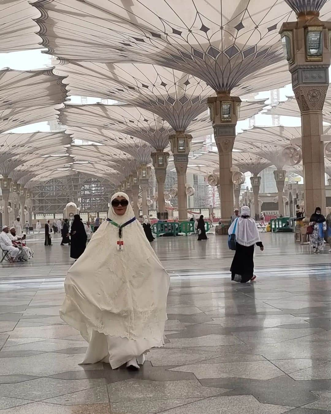 ジュリア・ペリッツのインスタグラム：「Assalamualaikum  Selamat menunaikan ibadah Umroh untuk mama wulan @s.wulansih dan Abi  Semoga Allah selalu memudahkan setiap langkahmu dalam menjalankan ibadah di tanah suci dengan khusyuk dan tiada halangan satupun juga. Aminnn 😇🤲  Mukena mama mengenakan: Wulansih by Mama Jupe For order via Whatsapp: 0812-90-900-971  Posting by Family」