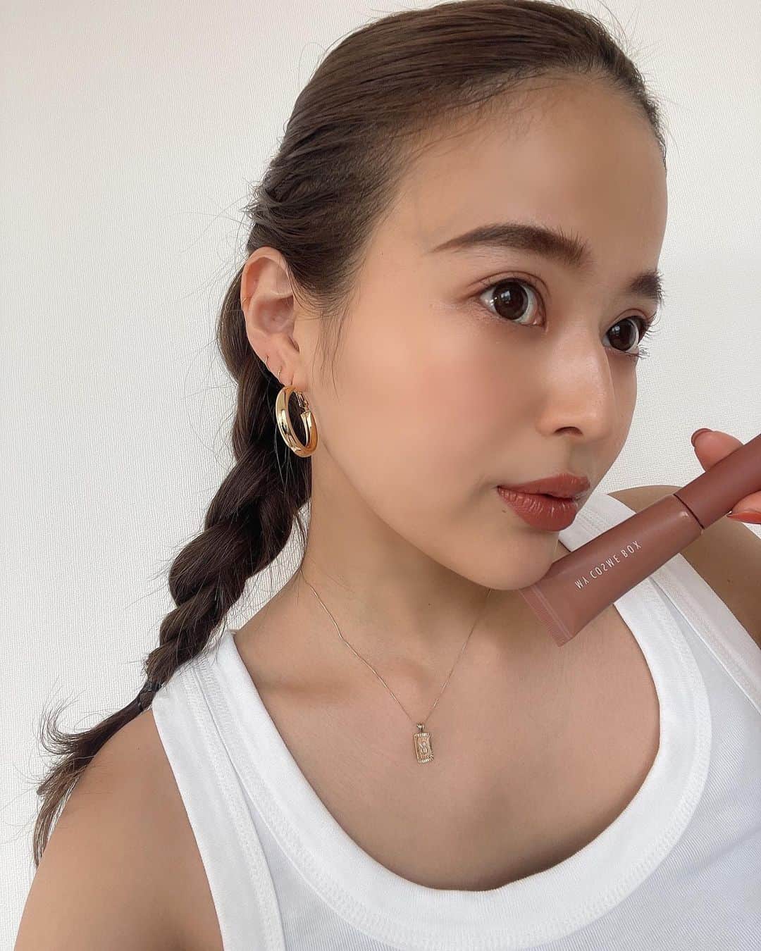 のインスタグラム：「今日もLIPは私の定番カラーMYCOSMEBOX マットリップSUNTAN💋 お客様やお友達にこのリップに出会ってから本当にこれしか使ってないよ！ と嬉しいお声をたくさんいただく このLIP😭💋 マットリップが苦手だったけど これは乾燥しなくて軽いから ずっと付けていられるとのお声も😭💕 たっぷり入って少量で色づくからめちゃくちゃ長持ちしてコスパも抜群！！ マスクの時にも落ちないから マスクの時に付ける リップをお探しの方にも 全力でオススメできるLIPです💋 @mycosmebox_official  #mycosmebox  #マスクにつかないリップ @mycosmebox_official  購入はこちらのTOP URLから リンクにアクセスして BUYボタンをタップしてね🔍🛒」