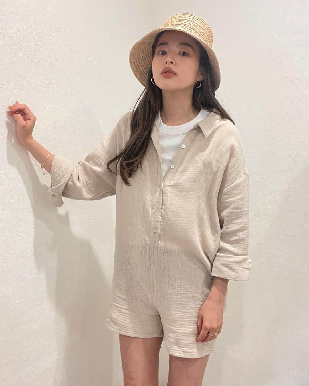 のインスタグラム：「展示会で大人気だったダブルガーゼロンパース♡ベージュを着たよ♡ 程よいシワ感を重ね合わせたガーゼ素材が特徴で さらっと涼しく優しい着心地♡ 着脱しやすいフロントボタンはストレスフリーな着心地だよ♡ スキッパーシャツのデザインと優しい印象のダブルガーゼで、露出面積は多くてもさらっと一枚で抜け感ある大人な着こなしに♡ 楽ちんで１枚で様になるオススメアイテムです♡ @trunc88_official  #trunc88」