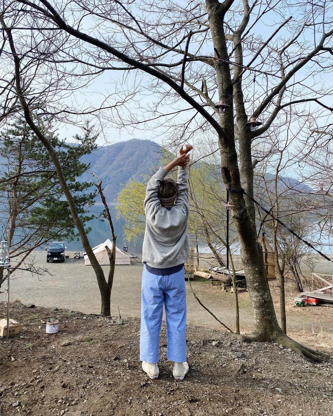 高山都さんのインスタグラム写真 - (高山都Instagram)「キャンプの朝🍳 今回はずっと晴れてて気持ちいい！ 寝起きのスタイル、褒められたから記録に残しておこう。 sweat @aton_tokyo  pajamas @atelier_beton  hair band @oblekt_jp それと、最近ペグ抜きとかテントを畳むのとかも慣れてきた。」4月11日 13時15分 - miyare38