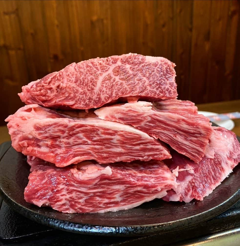 石垣島ウシ子のインスタグラム：「《石垣牛の極上ハラミ🥩》 数量限定なのでハイシーズンは 売り切れ御免🙇‍♂️の幻メニュー‼️ GW前の今がお目にかかれるチャンスかもしれないですね😋  GW期間中(4/29〜5/8)は休まず営業予定です✨  #石垣島グルメ #石垣島ディナー #石垣島焼肉 #ハラミ」