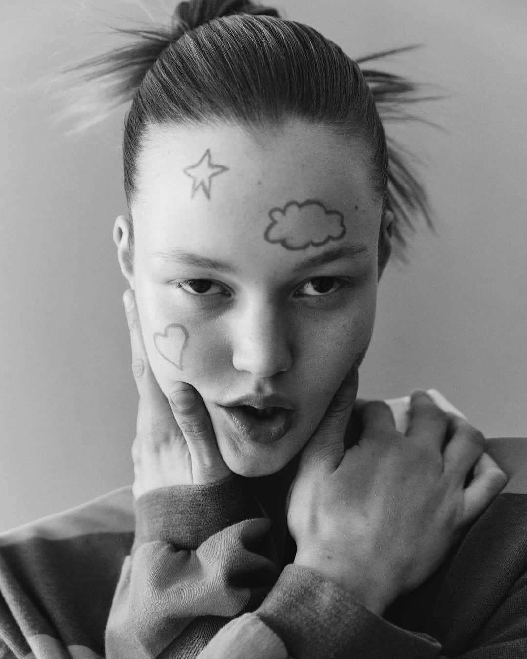 ベア・ハンソンのインスタグラム：「GIRLS❤️ for @ellesverige, shot @linnhansson, styling by me, hair @joannaraskhair, make @saraerikssonmakeup, light @sthlm.lights」