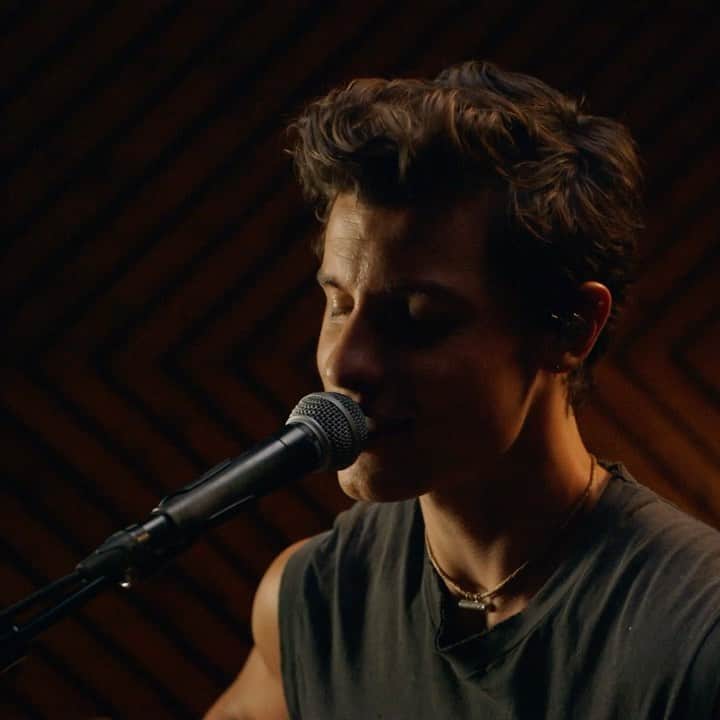 ショーン・メンデスのインスタグラム：「When You’re Gone acoustic video out now 🖤」