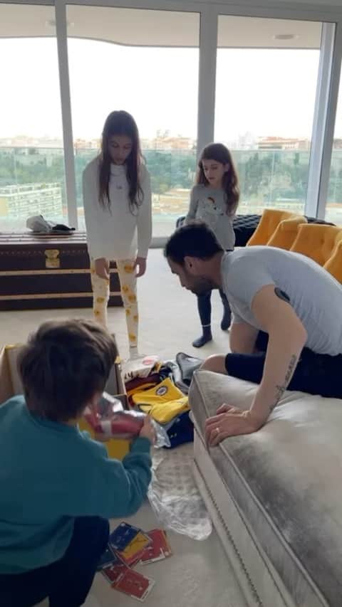 のインスタグラム：「One and each of all the shirts I’ve worn in my career. Not sure who enjoyed opening the box more, the kids or me 🤣…each shirt represents so many amazing memories. This really is amazing, thanks so much to Doug @classicfootballshirts ⚽️❤️  @arsenal @somosrfef @fcbarcelona @chelseafc @asmonaco」