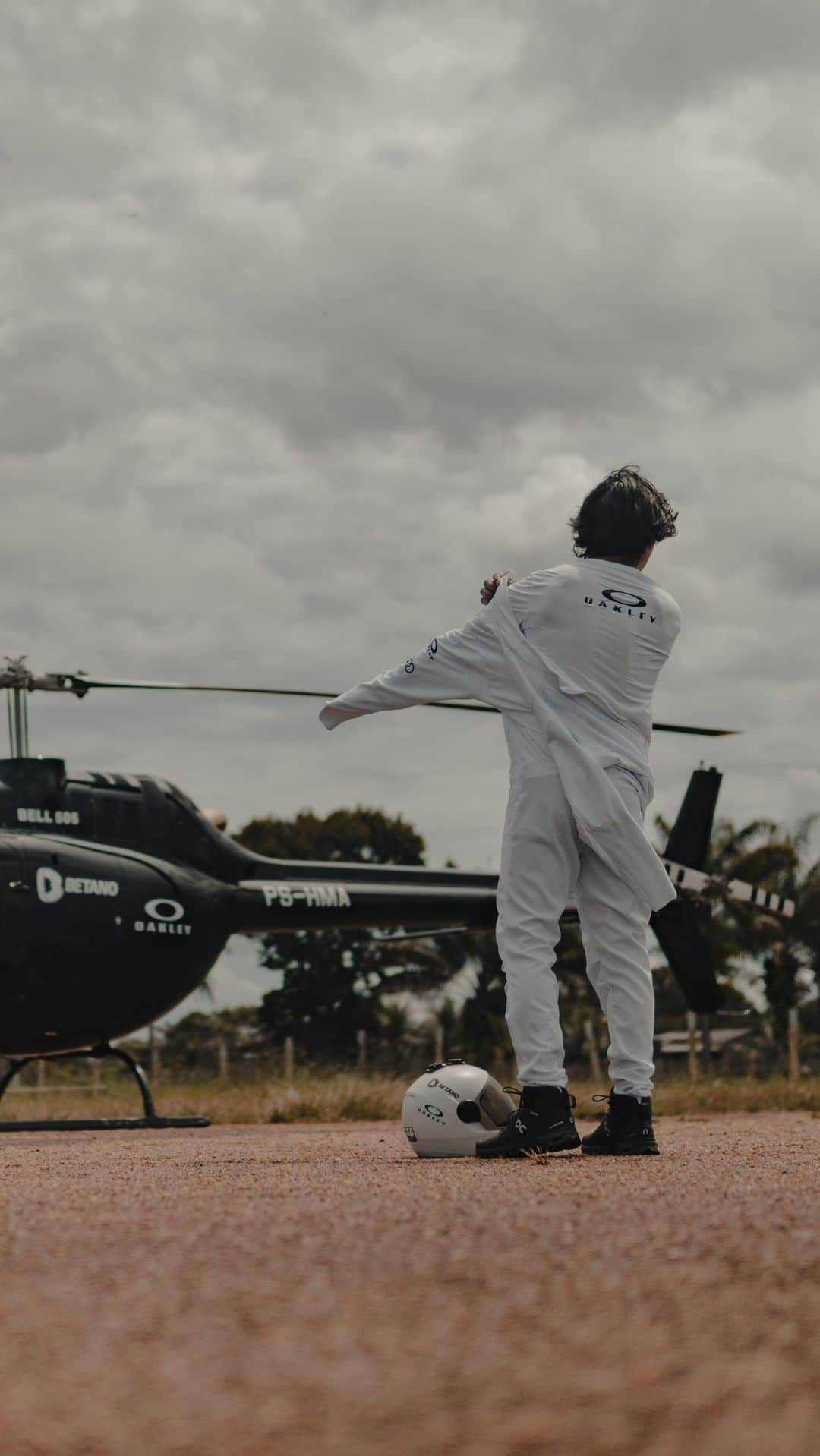 OAKLEYのインスタグラム：「100 million seeds. One moment. Oakley presents professional skydiver @luigicani and his incredible initiative in the heart of Brazil’s Amazon rainforest. Native seeds were selected by local experts and exhaustive studies were performed to ensure the wind would take them to the right area. #BeWhoYouAre」