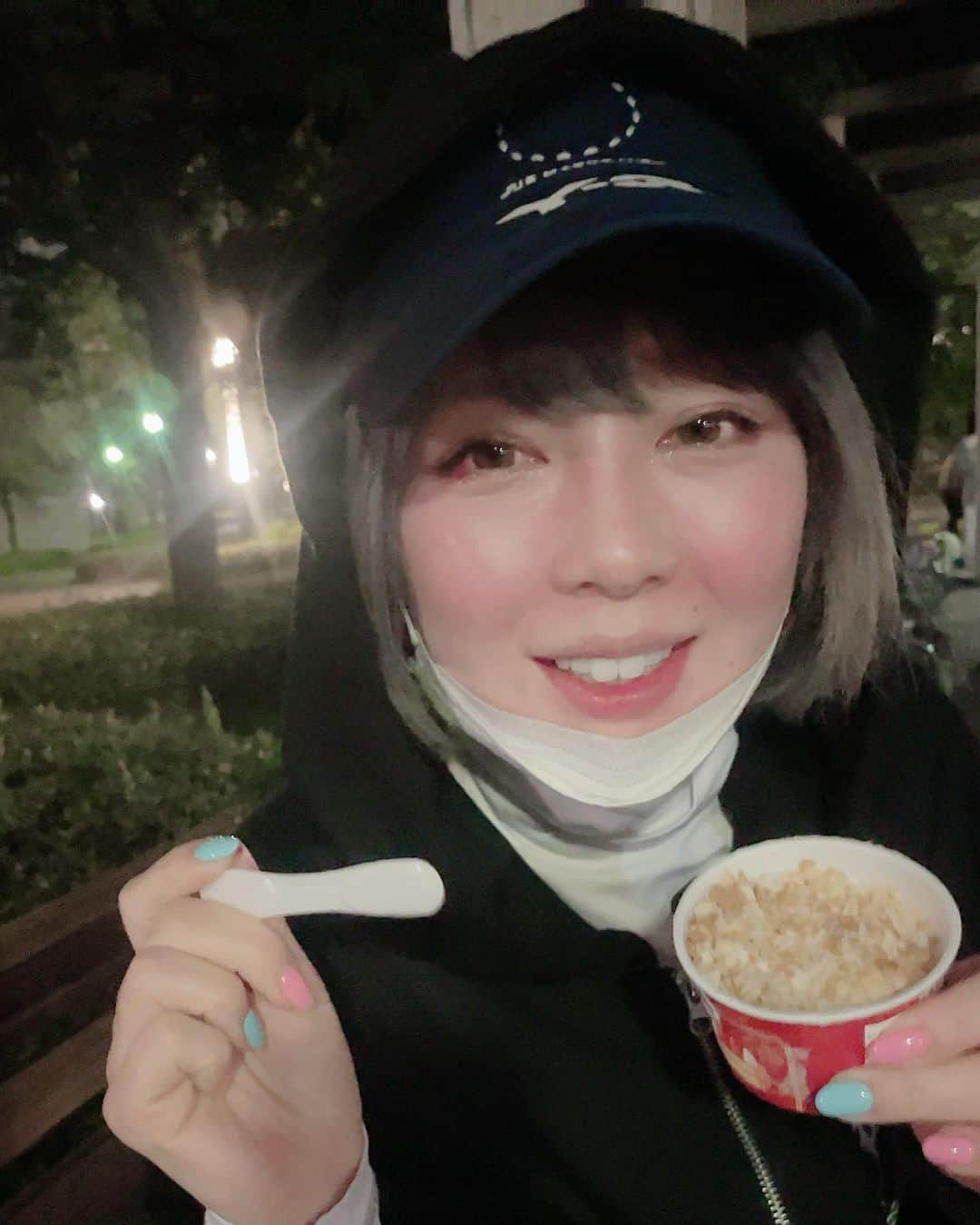 あやつるぽんさんのインスタグラム写真 - (あやつるぽんInstagram)「...夜な夜な . . . カレー食べてから 夜の公園でアイス食べた ハーゲンダッツのナポレオンパイ みんなに勧めてる 美味しいでしょ？！って伝えてる顔🫠 みんな食べたあ？おすすめやで . . #カレーライス #ハーゲンダッツ #ナポレオンパイ #夜の公園 #公園コーデ #カツカレー #飲み #ビール女子」4月12日 1時12分 - ayatsurupon