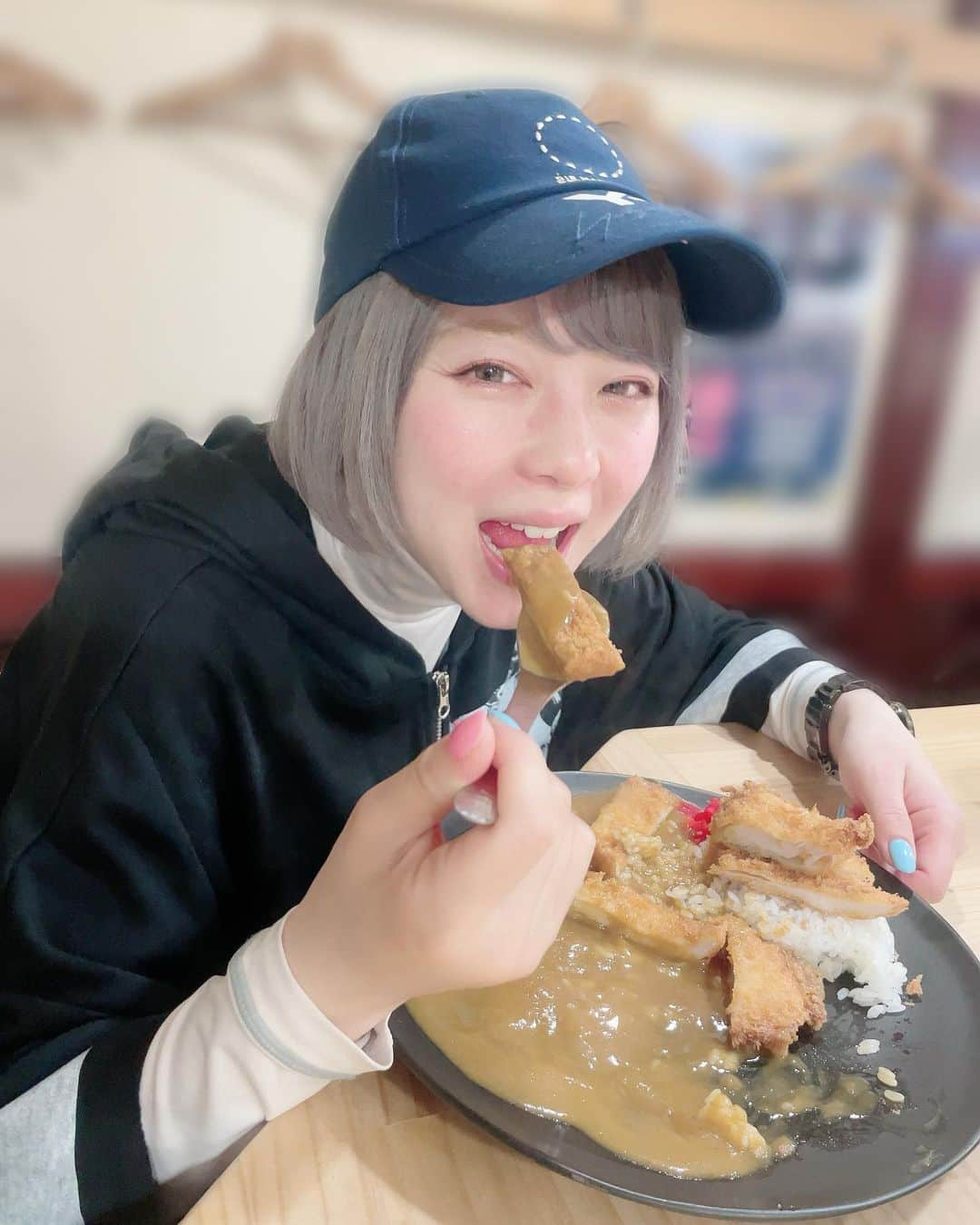 あやつるぽんさんのインスタグラム写真 - (あやつるぽんInstagram)「...夜な夜な . . . カレー食べてから 夜の公園でアイス食べた ハーゲンダッツのナポレオンパイ みんなに勧めてる 美味しいでしょ？！って伝えてる顔🫠 みんな食べたあ？おすすめやで . . #カレーライス #ハーゲンダッツ #ナポレオンパイ #夜の公園 #公園コーデ #カツカレー #飲み #ビール女子」4月12日 1時12分 - ayatsurupon