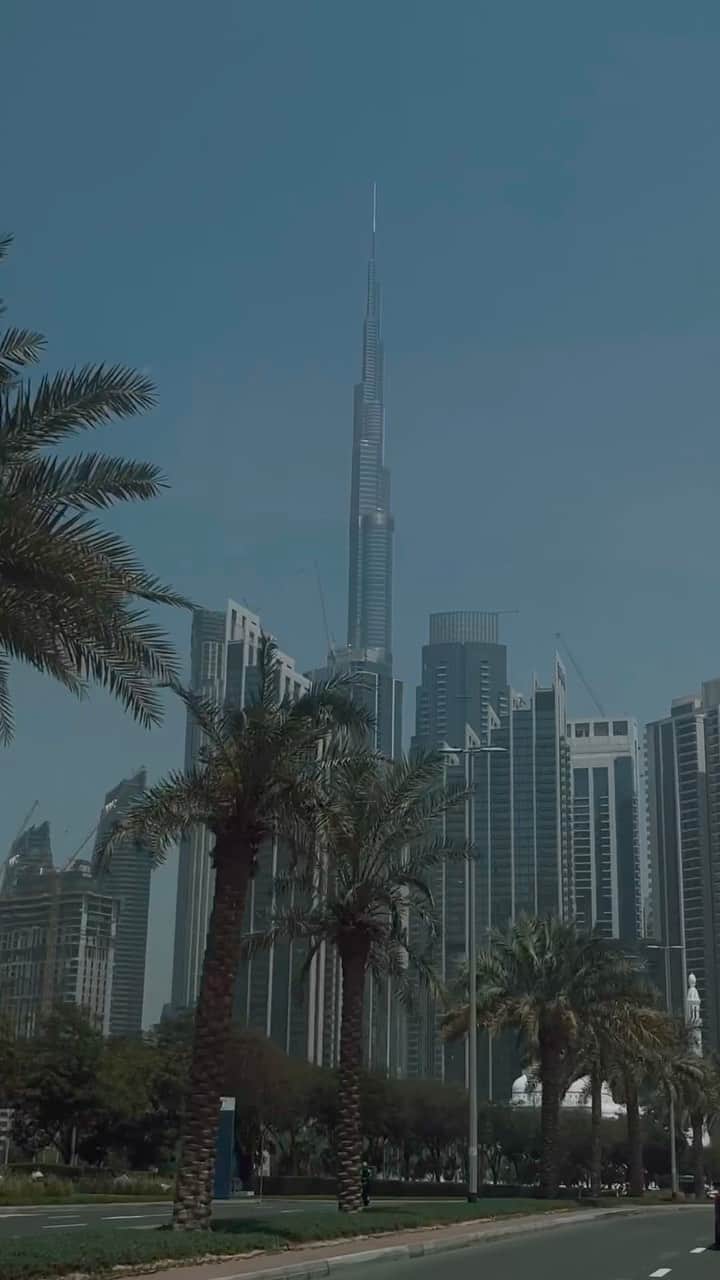 MR PORTERのインスタグラム：「moving through the city with @mrporter,  head over to mrporter.com, the site is now in Arabic ✨」