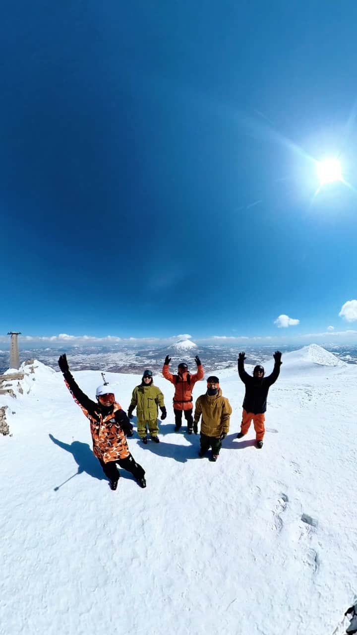 DJ HALのインスタグラム：「Niseko Ride 🏔⛷☀️ with @mastasimon  @butchersjerk  @curristick  @ecbsm_6   みんなでハイク楽しかった🏔 登った斜面はガリガリ君で 危険でした👌🏾😅  #niseko」