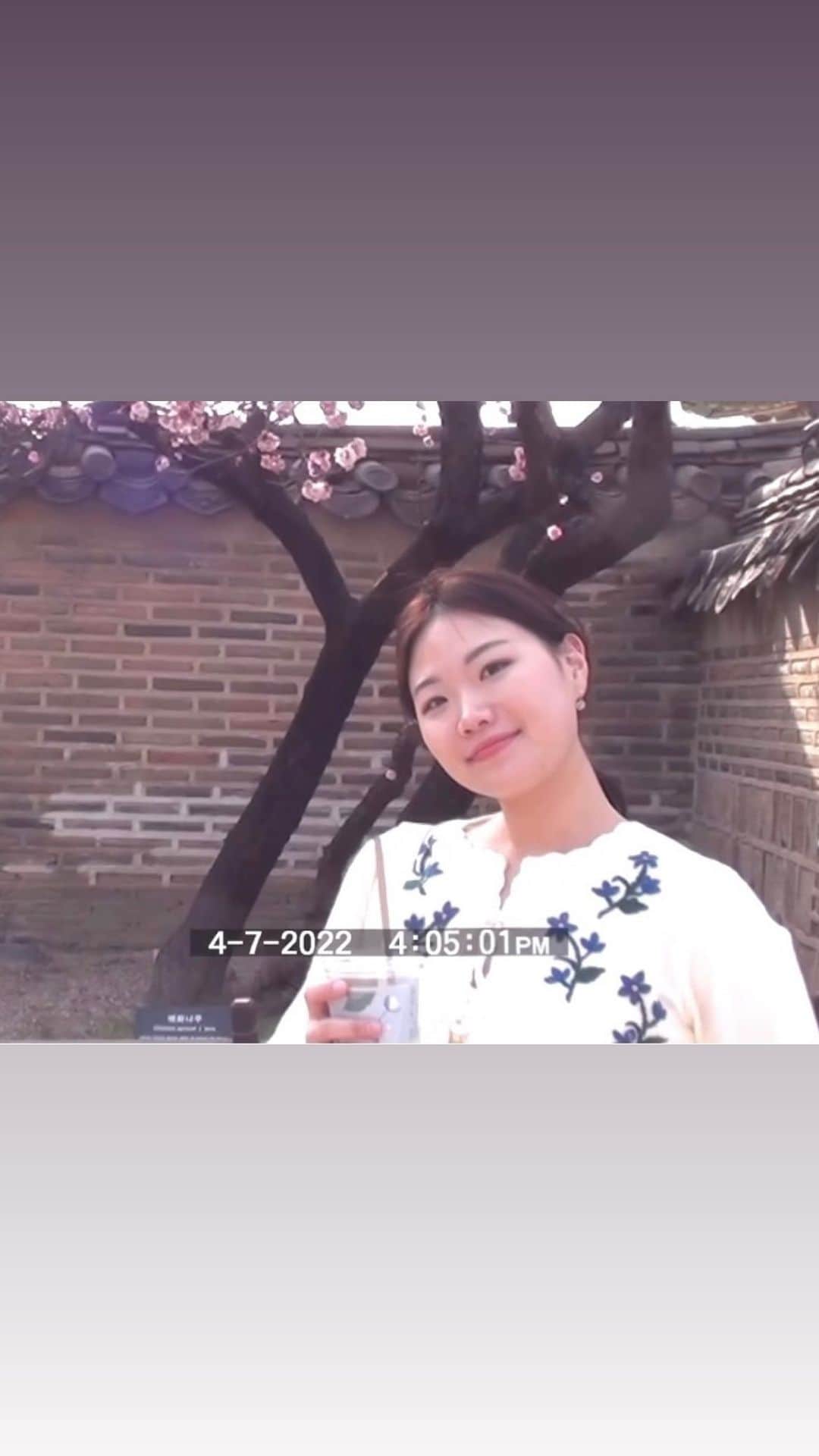 金海珍のインスタグラム：「약 10년된 캠코더로 동생이 담아준 2022년의 나 :) 어렸을 때 엄마가 이 캠코더로 시합영상 많이 찍어줬었는데 추억이 새록새록🌸」