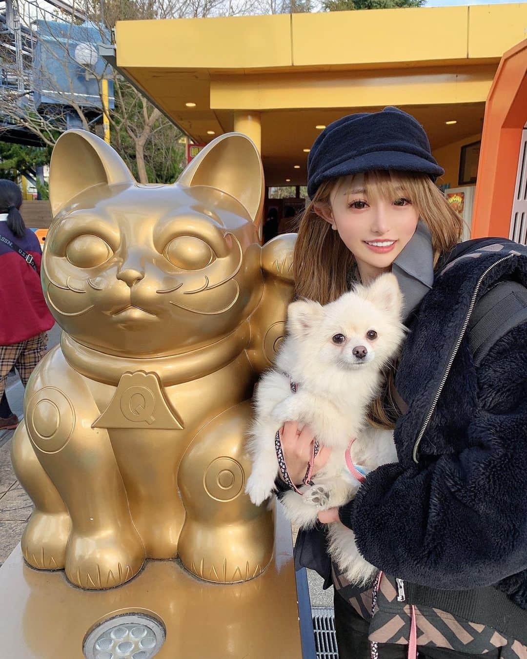 黒宮ちはやのインスタグラム：「まだエマちゃんだけの時🐶 ご利益ありそうな招き猫と共に…🥺 2年前と顔変わってないのに 自分の顔が違く感じる   #黒宮ちはや #小悪魔ageha #モデル #キャバクラ #キャバ嬢 #ホステス #ラウンジ #水商売 #お酒 #歌舞伎町 #新宿 #六本木 #銀座 #北新地 #ミナミ #渋谷 #すすきの #シャンパン #華灯 #ディアレスト」
