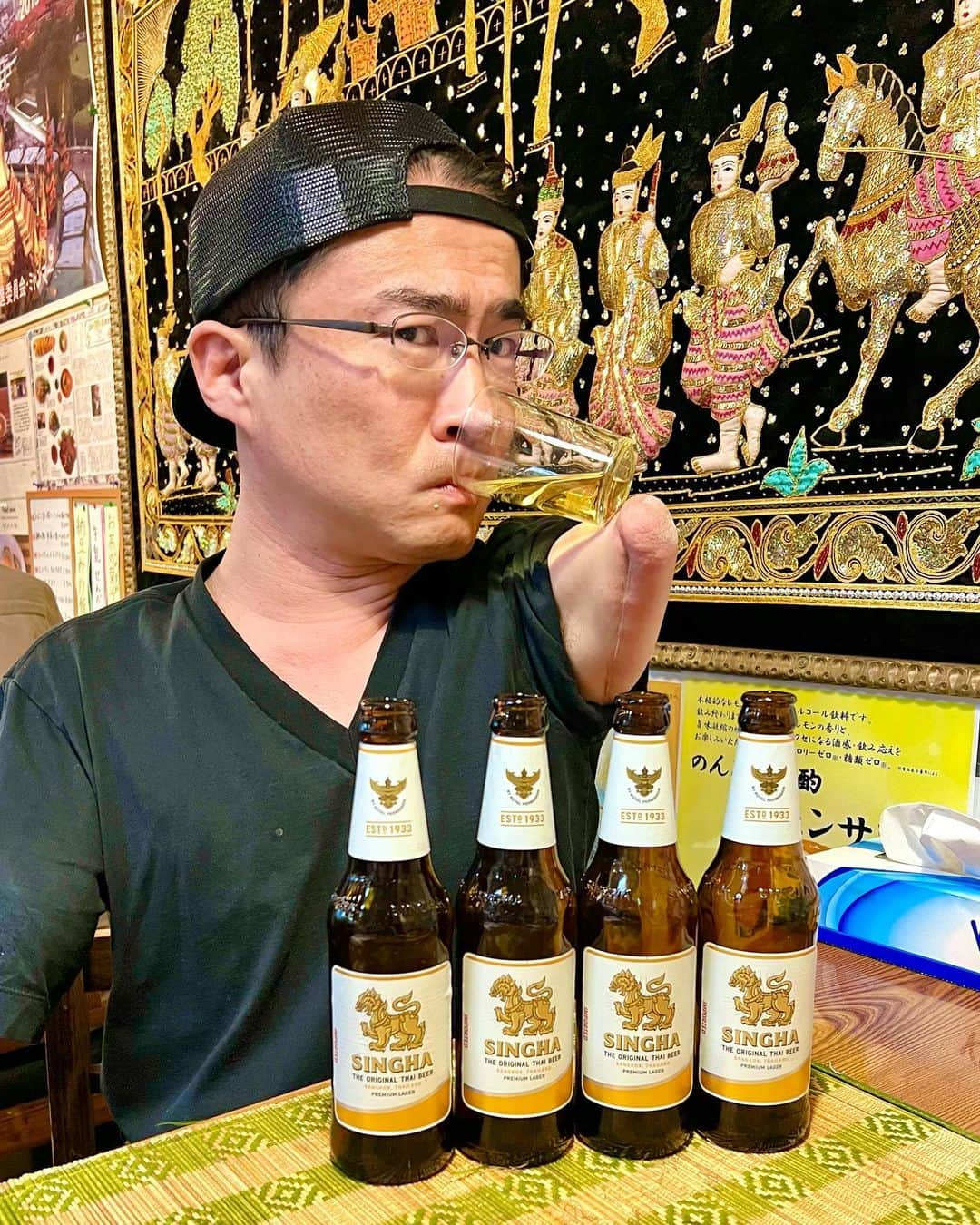 乙武洋匡さんのインスタグラム写真 - (乙武洋匡Instagram)「めずらしくワインではなくビール🍺  #ミャンマー料理 の店だったけど、コロナの影響で #ミャンマービール は輸入が滞っているらしく、#シンハービール が出てきた！  そして料理の写真が一枚もない😂  #ミャンマー #ミャンマー🇲🇲 #🇲🇲 #myanmar #myanmar🇲🇲 #ビール #ビール男子 #ビール🍺 #singhabeer #singha #beer #こんな飲んでないよ #みんなで飲んだ分を並べただけ」4月11日 18時36分 - ototake_official