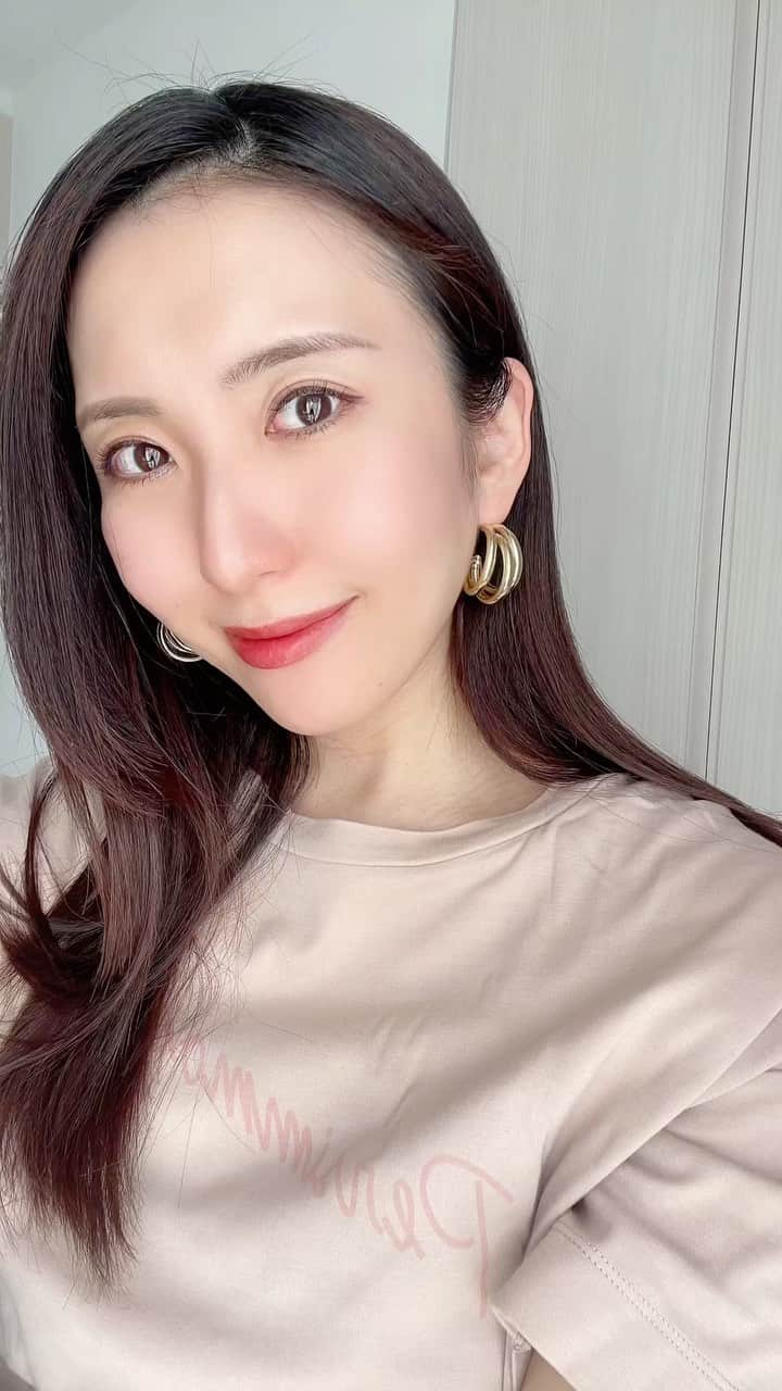 のインスタグラム：「CILY♡  SILKYLIP #READYRED EVERLASTINGMASACRA #JELLYBLACK  テリちゃんプロデュースコスメCILY♡ @cily_jp リップとマスカラをいただいたので メイクしてみました🥰  赤リップはあまりつけないのだけど このリップはなじみやすくて気に入った💋  マスカラは一本一本綺麗に塗れてロングになるよ☺️  ・ #CILY #シリー #テリちゃん #テリちゃんコスメ #韓国コスメ #韓国好きな人と繋がりたい #mimiめいく #コスメ好きさんと繋がりたい #コスメレビュー #コスメ動画」