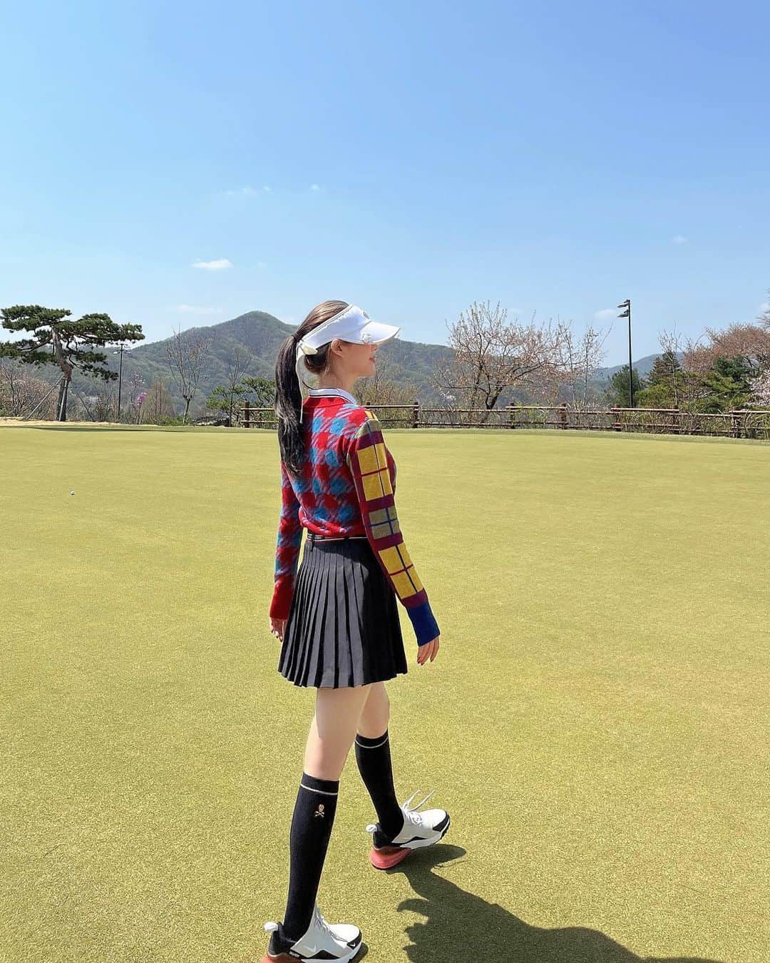 イ・ダインのインスタグラム：「더워..🥵 여름이잖아?🥺」
