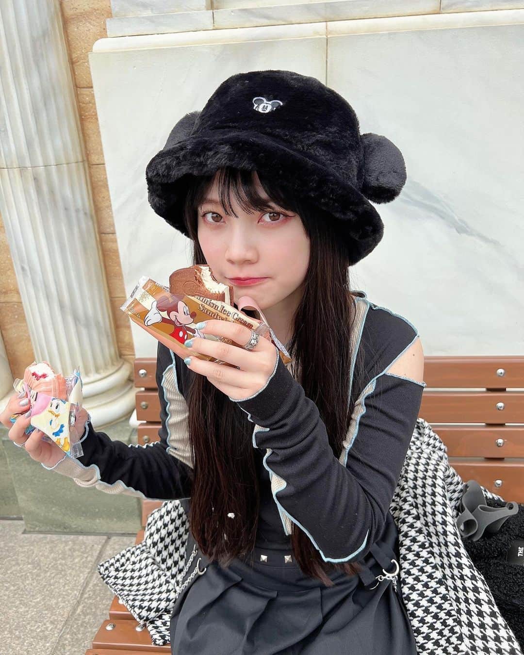 のインスタグラム：「そういえば3月にディズニー行ったの載せちゃお アイス選べなくて2個欲張っちゃった🍨🤍  このクッキーサンドアイス好きなんだよね🤭  #disney  #disneysea  #ディズニー #ディズニーシー #🐭」