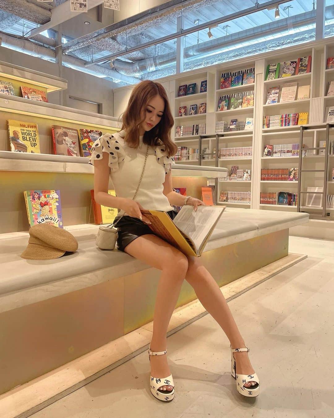 姫奈のインスタグラム：「.  真夏みたいな格好してもうた🌞笑  #心斎橋カフェ #cafe #bookandbedtokyo」