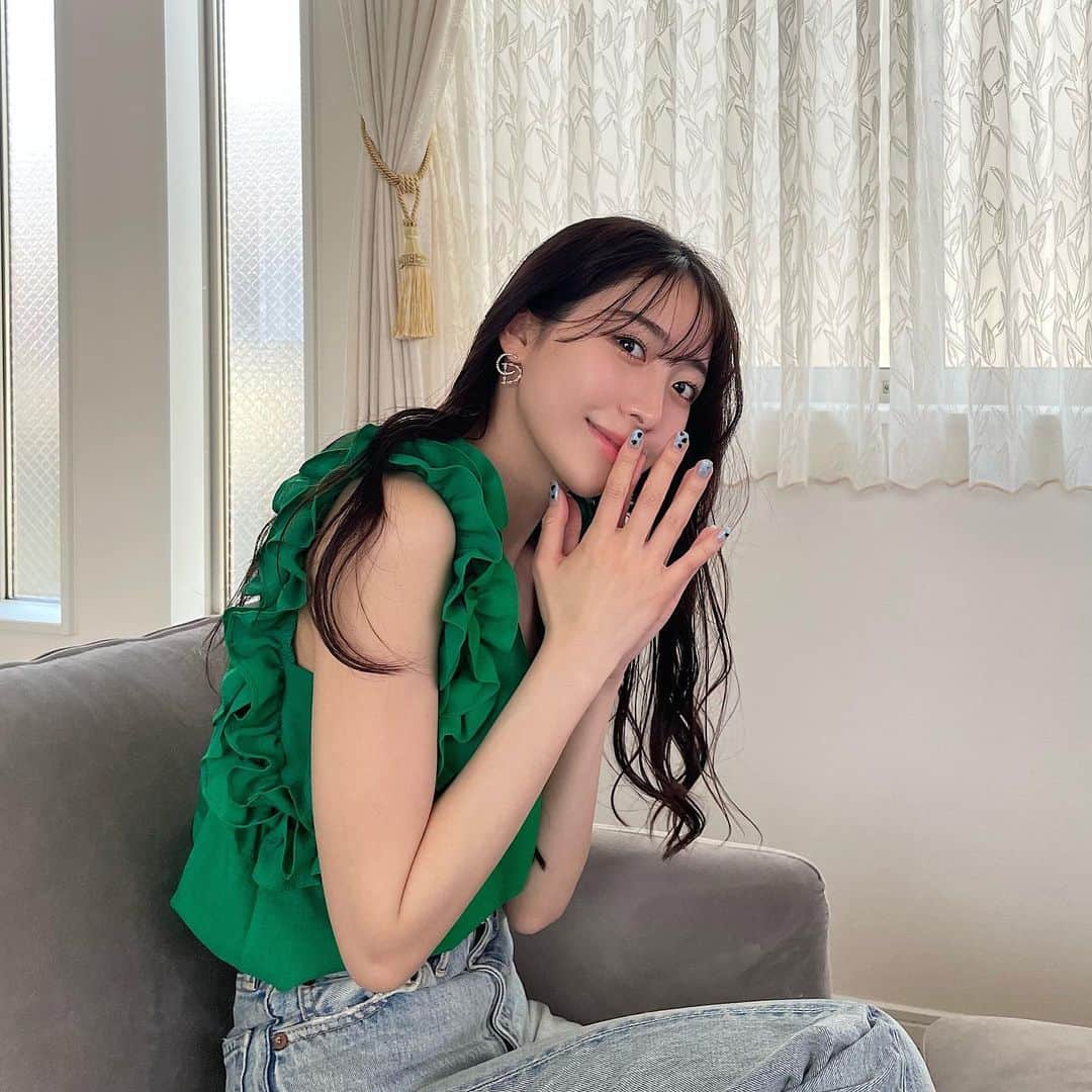 藤田麻里のインスタグラム：「ネイル変えたよ〜💅♥️  💅 @siii_iiiki / @yukahonda30   って言いながらこのネイルにしてから １ヶ月以上経ってます時差です😇 毎回ゆかさんにお任せ♥️ほんと完璧✨  今週もがんばろーう👍💕💕」