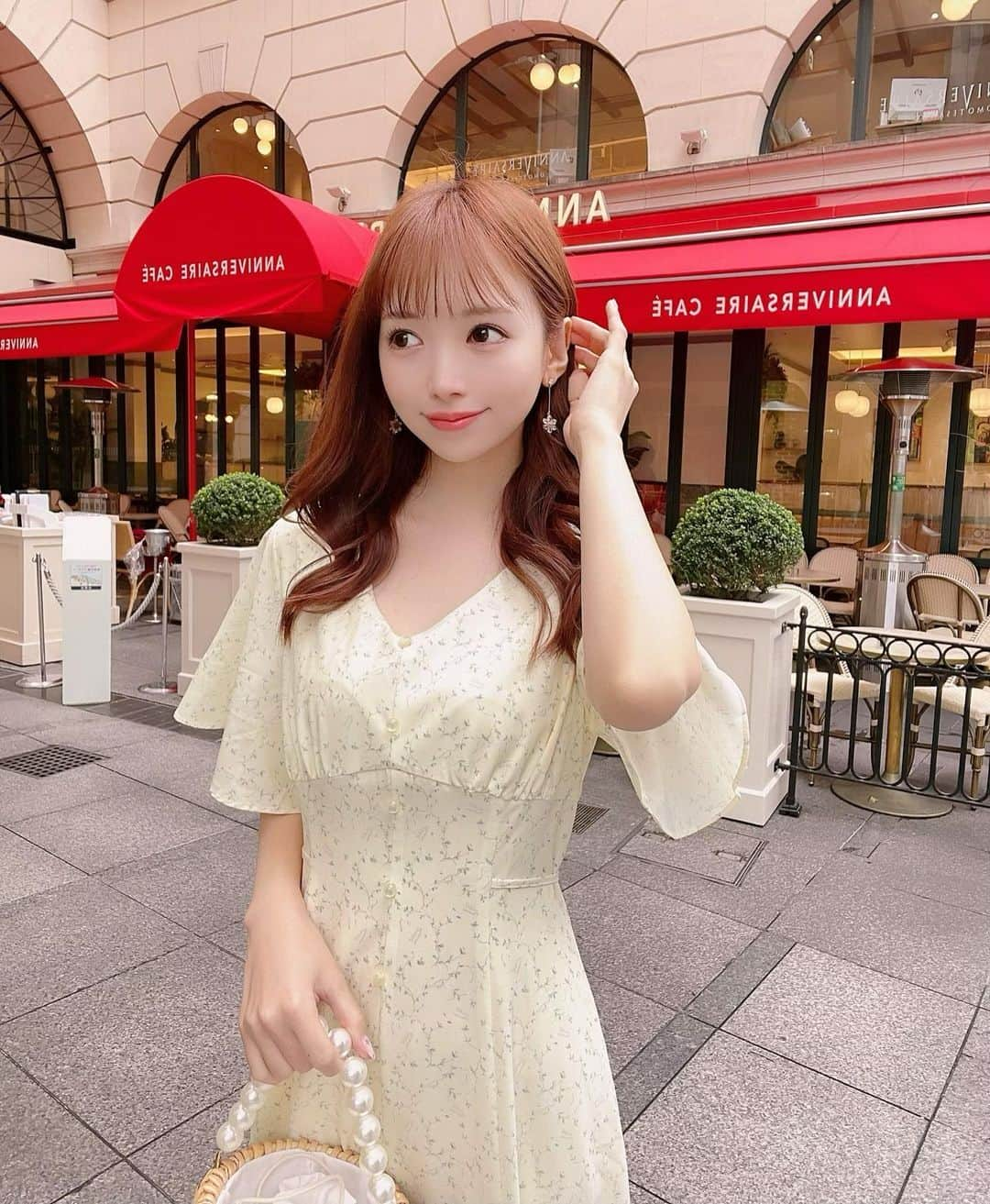 八鍬里美さんのインスタグラム写真 - (八鍬里美Instagram)「小花柄のロングOPは春夏の鉄板モテ🥰 一枚でかわいいし、肌寒い日はカーディガン合わせも大好き♪( ´θ｀) カラバリは春らしいイエローと大人なネイビーだよ💕柔らかいクリーム系のイエローがめちゃかわいいの🌼🥺 後ろで結ぶ細リボンでウエスト細見えもできるし 後ろ姿まで女性らしくて好き🥰 今日から豪華ノベルティもやってるのでよかったらcheckしてみてね〜(≧∀≦)🌼 @michellmacaron_official   #小花柄#花柄ワンピース#モテ#デート服#春服#かわいい#150cm#ミシェルマカロン#michellmacaron」4月11日 19時08分 - satomi_yakuwa