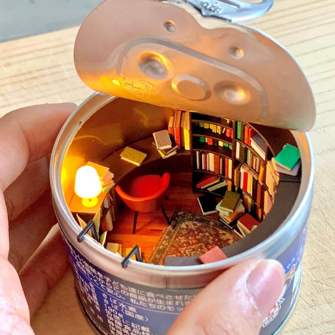 Mozuのインスタグラム：「缶詰の中で缶詰になって本を読める「図書缶」を作ってみました！メイキング映像はプロフ欄のYoutubeリンクから。 I made a miniature called「“Book CAN” where you “CAN knowledge” into your head」. It took me about two weeks to produce it. Really enjoyed the process of making many tiny books. Behind-the-scenes YouTube link can be found in bio!」