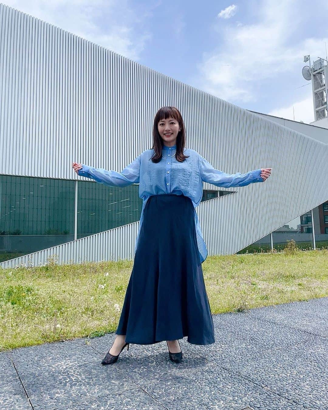 のインスタグラム：「今日は外に出て撮影して頂きました♪ 透け感のあるブラウスと上品な色&デザインのスカートが少しだけ優しい風になびいていました🤍  #大下容子ワイドスクランブル  @wide_scramble   #衣装 #ブラウス @_parigot_   #スカート @elura_official  #Elura#エルーラ#elura2022ss   #イヤーカフ #ネックレス @yoaa.official   #パンプス @kanematsu_official   #スタイリスト @tamakumamakiko   #テレビ朝日 #アナウンサー #島本真衣」