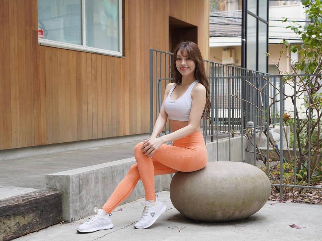 大迫麗香のインスタグラム：「@derossi_interior さんから春色ウェアを頂きました✨  このオレンジ🍊ほんとに人気✨ モノトーンなジムの中でも映えるよね✨  みなさんはどんなスタイルが好き？ 腹筋バキバキになりたい！ くびれたい！ 細くなりたい！ 43kgになりたい！  色んな理想があると思う。 私はカーヴィな女性らしいボディになりたい✨  よく、私の体重でなんでガリガリじゃないの？と聞かれますが、 18%ぐらい体脂肪率を残して、 胸とお尻は脂肪をおとさないようにしているから✨  必要なところだけに筋肉と脂肪があるからガリガリに見えない✨ ただ痩せるだけじゃ、ボディはメイクできないの😔  そこが凄く大切！ともっと広めて行けたらいいな☺️✨  158cm 43.5kg 18% 上下Sサイズ着用  4月30日まで使えるクーポンコード 【reigram04】を入力して10%OFFにお得にゲットしょ✨  ⁡ #ベストボディ #プライベートジム  #美ボディ #トレーニングウェア #美ボディコンテスト #ベストボディジャパン  #腹筋女子 #bikinifitness  #コンテスト  #美ボディ #恵比寿ジム #子連れok #産後トレーニング #ブーティビルダー #子連れフィットネス #食事管理  #ベストボディへの道 #ボディメイク女子 #プレ花嫁 #花嫁ダイエット #女性専用ジム」