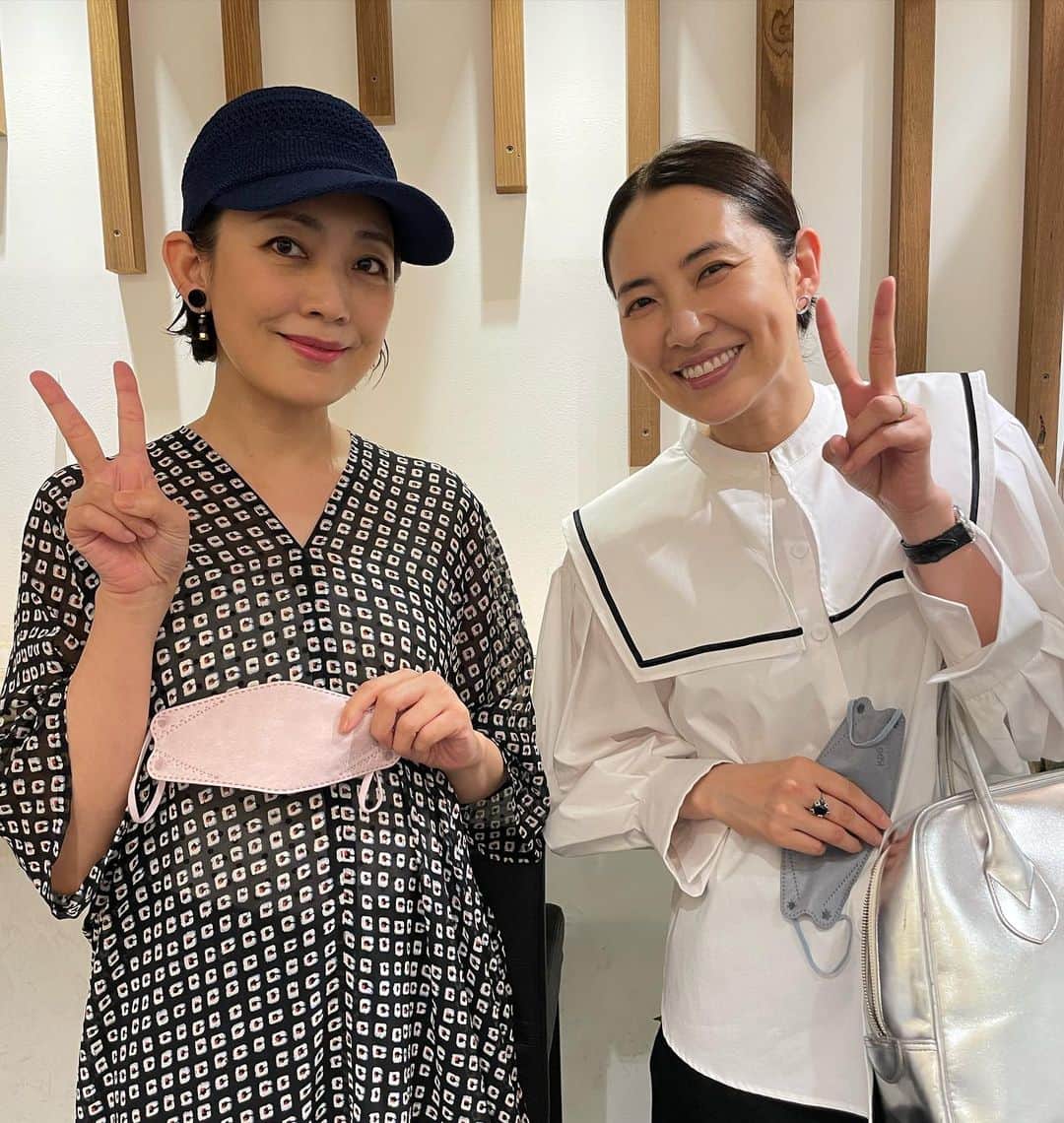 田中美里のインスタグラム：「わーい♡  はまじさんとスタジオで逢えた。 笑顔が最高！ 声も最高！ BAYFM78で 同じ土曜日の担当なんです。  私の9時からの Sompo  Japan presents MORNING CRUISIN’   11時からのはまじさんのCURIOUS HAMAJI @curioushamaji   どちらもどうぞよろしくお願いします。  是非聴いてくださいね。  #bayfm #浜島直子　さん #はまじ　さん #周りをパッと明るくする #素敵な方 #ピースしちゃうよね✌️   #radio」