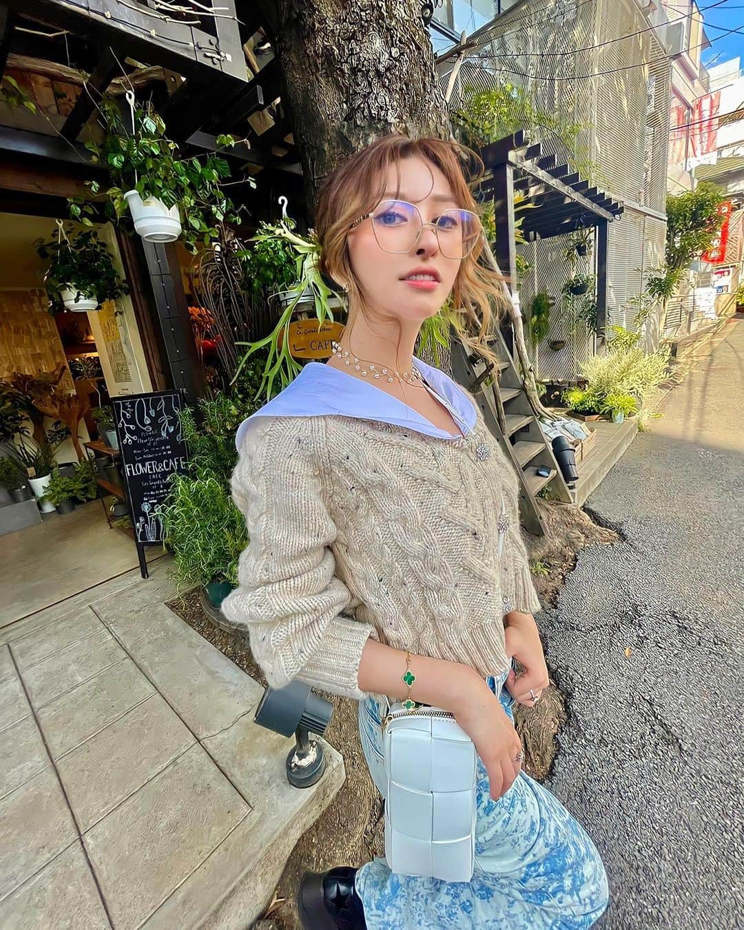 藤咲めいのインスタグラム：「きのうの服と髪の毛〜👼 この伊達メガネめっちゃDM頂いたんだけど、これはCHANELの物です🖤 上も下もGANNIの服💎  YouTubeとかを参考にしてうざバングしてみたよ🫠 ストレートとカールのコテを使って前髪をうねうねさせてみた🤡 顔まわりの後毛は26cmのコテでMIX巻き🫶🏻 後は普通のお団子でCELINEのシュシュつけた💋 . . #celine #ganni #chanel #looks #ootdstyle #cafe #広尾 #伊達メガネ #ヘアアレンジ #うざバング #お団子ヘア」