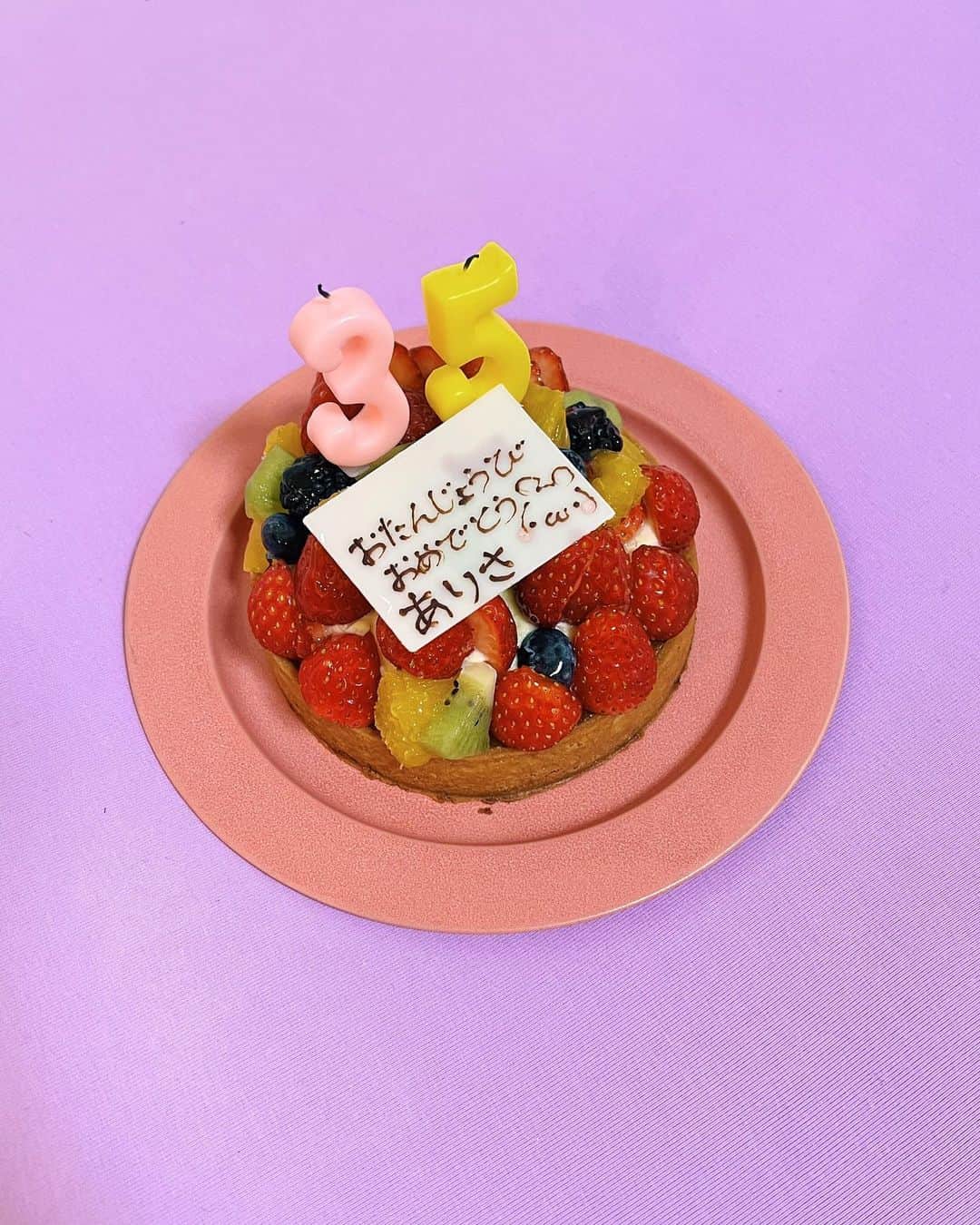 イアリサのインスタグラム：「先日３５歳になりました🎂 お祝いしてくれたみんな、連絡くれたみんな ありがとう！  数字だけ１つずつ重ねていってるけど その１年のなかで得れるものは数えきれないほどあって。  ３４歳で知って感じて考えて、たどり着いた気持ちや考えは３５歳のわたしの背中をおしてくれるものだと思っています。  わたしがのびのびと生きていけるのは やさしい世界のなかで生きていけるのは おおきな愛を持った人たちが わたしのまわりにはいるから。  風の音や、木の香り、鳥の声を聞き 砂浜で裸足になって 家に季節の花を飾り、旬のものを食べ 季節とともに生きる またこの１年をしっかりと生きていきたいです。」