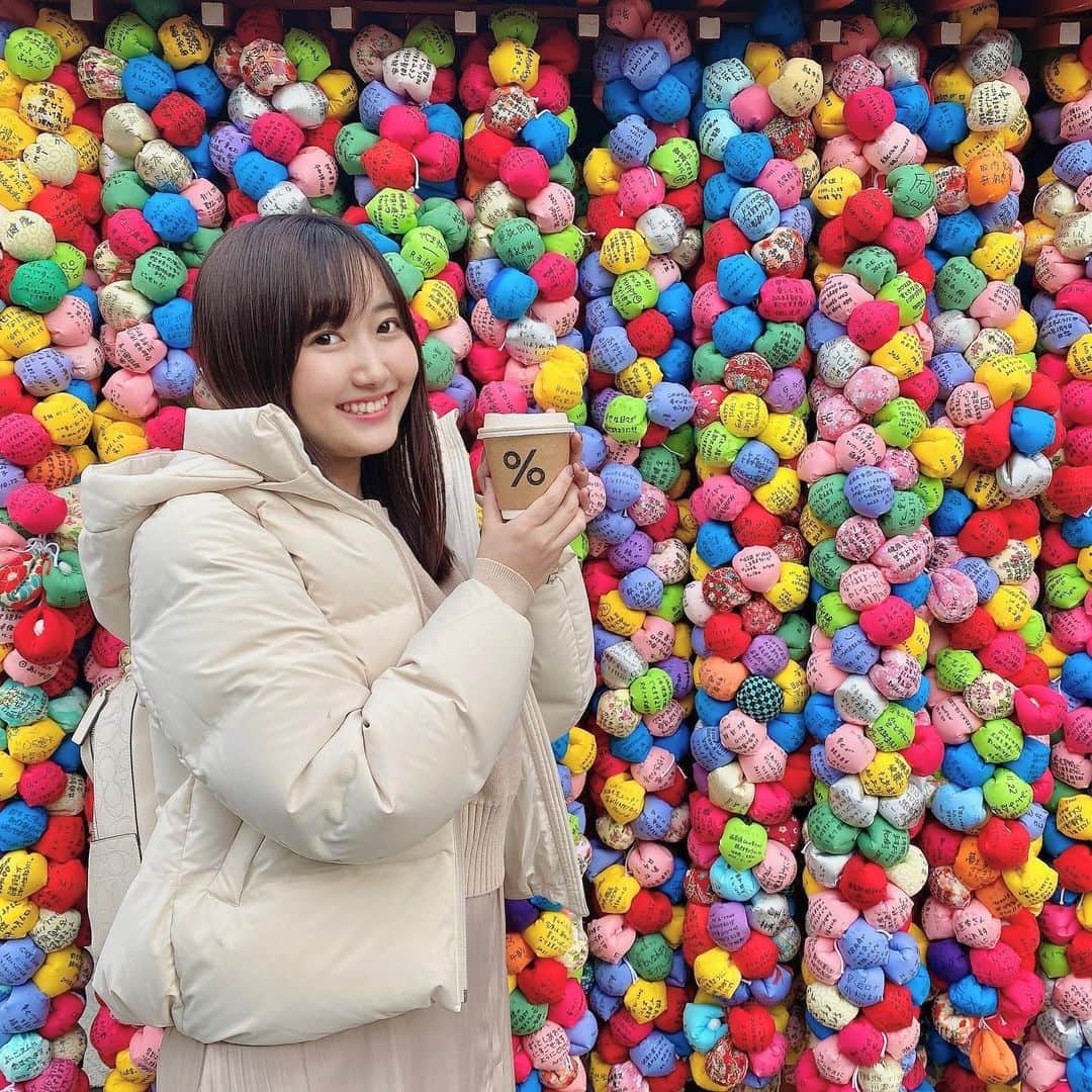 山下夏生のインスタグラム：「そういえばな話なんだけど、 今年はじめに高校からのお友達と関西行ってきました✈️ 京都巡ってUSJ行って大阪でも遊んで、やっぱ関西好きだな〜て実感した🥺  関西まだ人生で3回くらいしか行ったことないんだけど、関西のグルメがほんとに好きなものばかりなので年一以上で行きたいくらいです。 関西付近の人は是非ともおすすめスポットやグルメ教えてください😌🍗  てか！初のニンテンドーワールドめっちゃ感動した❤️💚 USJもなかなか行けないからたまに行くと最高だな〜！  #八坂庚申堂 #アラビカコーヒー #八坂神社 #USJ #ユニバーサルスタジオジャパン #ニンテンドーワールド #京都 #大阪 #旅行   ハッシュタグ合ってる…？笑」
