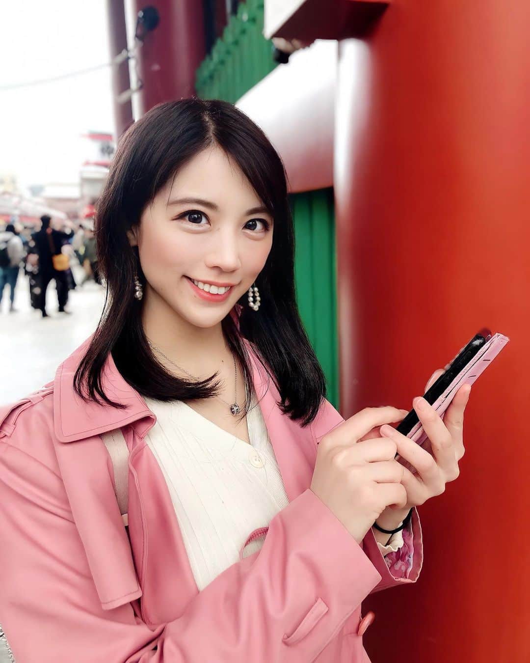 のインスタグラム：「月曜日お疲れ様です❣️  ついに楽天モバイル2台持ち始めたよー💓 1回線目は1GBまで基本料0円、データ無制限で2,980円（税込3,278円） 2回線目も0GB～3GBまで基本料月々980円（税込1,078円）だからお得なプランで安すぎ😂😂😂  ソフトバンクで端末代入れないでも9千円くらい毎月払ってたけど、楽天なら2台持ちでも基本料最大6千円くらいだし実際3千円くらいしか払ってない🤣🤣  浅草行ってきたけどめっちゃ普通に楽天回線エリアで繋がったよ🙆‍♀️ 浅草って古い建物多いし基地局立てられなさそうだし人多いだからどうだろ？って思ったけど全然余裕だった✌️  iPhone 13を新しく買ったんだけど、還元ポイント含めると他キャリアより5万円くらい安かった笑笑  しかも月々の利用料金はポイント払いできるの🤔🤔❣️楽天ポイント6万円分くらい貯まってて何に使おうか迷ってたからめっちゃ助かったー🤣🤣 ポイントで払ってもポイント付くとか最強すぎ😲😲❗️  しかもしかも！固定回線の楽天ひかりも最大1年間月額基本料無料だったから一緒に申し込んだ〜😂😂❣️ ソフトバンク光使ってたけど、5万円くらい浮いたしSPU付いて通信速度は速くなってまじラッキー😭😭❣️  Webからすぐ申し込めるから、分からないことあったらコメント欄で聞いてね🙌🙌💓   #楽天モバイル #楽天モバイル繋がる #PR #浅草#雷門  #follow#followmecer #followforfollowback#いいね返し#likeforlikes #like4likes #follow4followback #いいね返し」