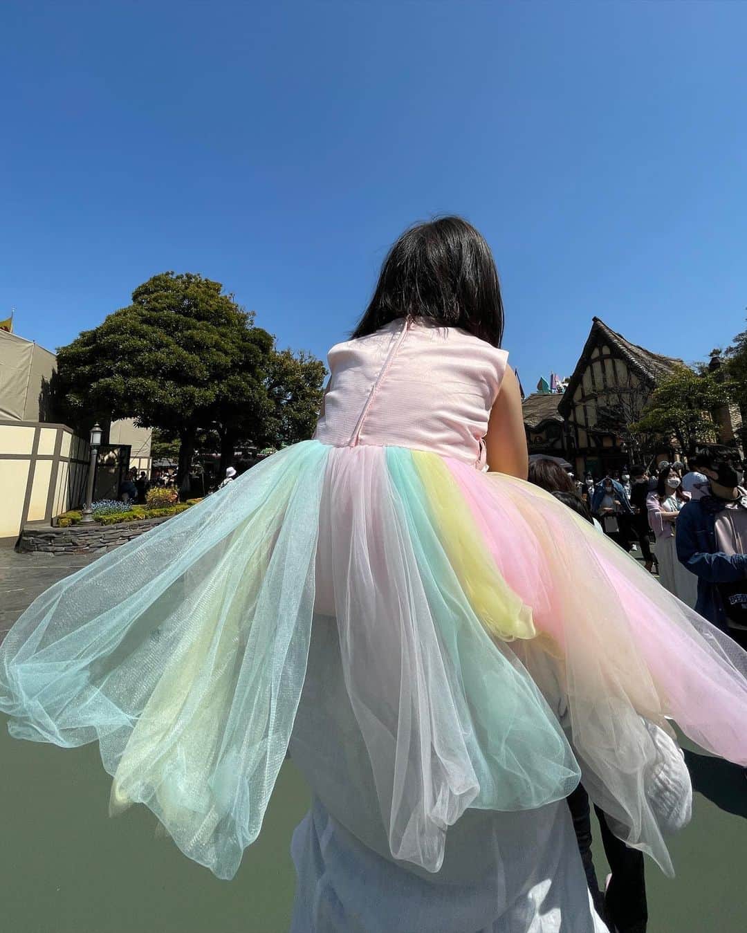 DJ YURiAさんのインスタグラム写真 - (DJ YURiAInstagram)「🏰🏰🏰  今月は娘のお誕生日月間。 久しぶりのディズニーランドへ。  実は去年の春に行く予定で予約していましたが、相次ぐ新型コロナの影響で行けず、やっと予約出来て。。😭  去年のお誕生日パーティーも中止になり、これまた出番を失っていたドレスを今回やっと着れました👗 毎日『私はプリンセス！』と、言っているので、見せた瞬間『着たい！着たい！』と。今日も着たいと叫びました😂  大きめ買っておいて良かったー！ 　 そもそも私自身ディズニーのことはそんなに詳しくないのですが、DWEによってキャラクターを知ったり、意識するようになり、今ではDisneyチャンネルも加入笑  パレードは観ずにアトラクションに乗りまくる派でしたが、パレードの大事さを痛感。娘は手拍子でノリノリで大興奮。今までの人生の中で1番楽しめました💡娘が楽しんでいることが何より嬉しい。 そして、やっぱり「ドナルド」ではなく、『Donald!!』と、言いました🤣  もうすぐ3歳かと思うと本当に感慨深いです。  私の服は靴も全身 @shein_japan  主役は娘なので黒子になろうと思いましたが、あまりに良いお天気だったので白子になりました🤭しらこ？しろこ？  今週末が本番！ 何しようかな〜🙈  #disneyland  #tokyodisneyland  #ディズニーランド #子連れディズニー  #女の子ママ #2歳児ママ　 #お誕生日」4月11日 20時38分 - djyuria
