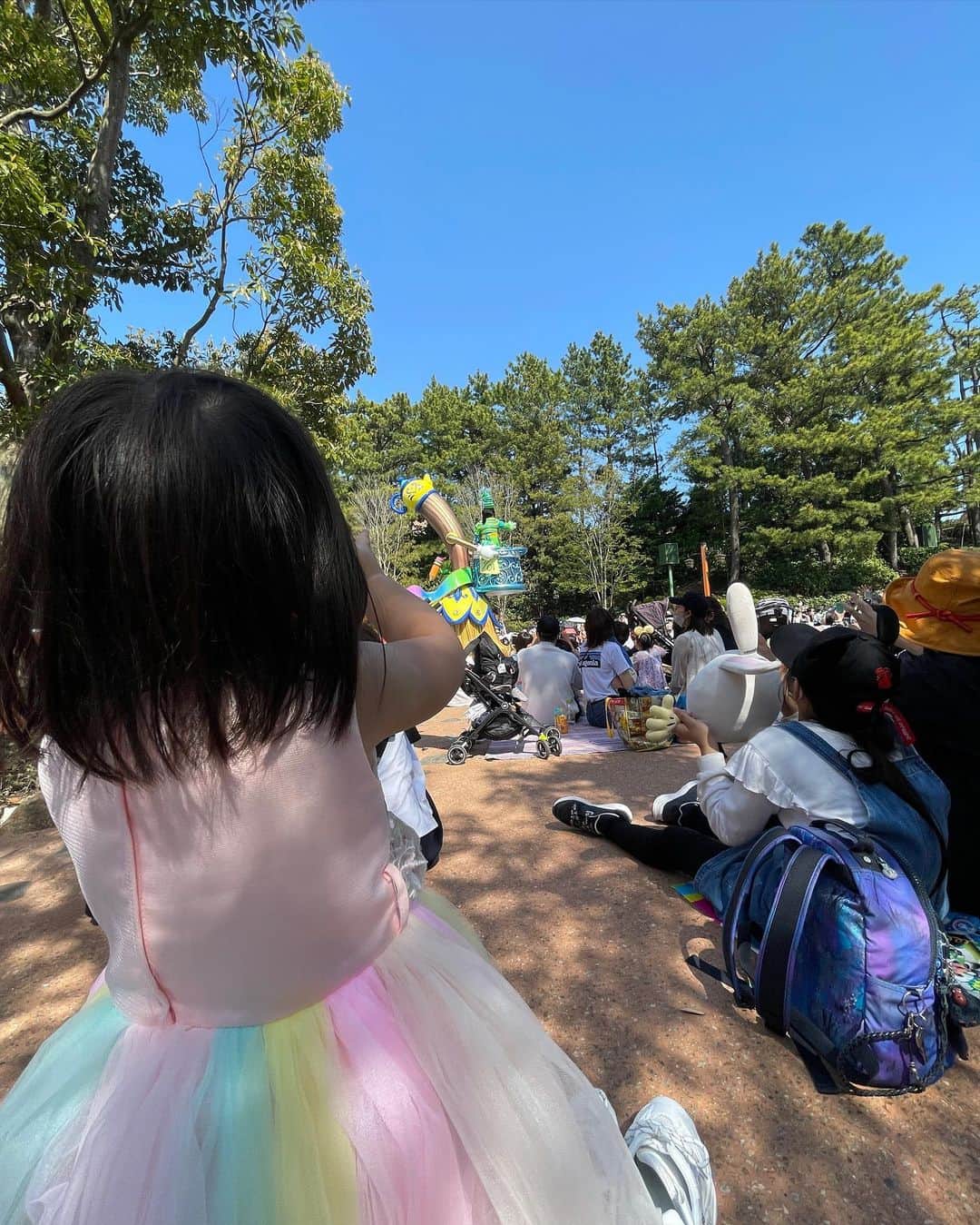 DJ YURiAさんのインスタグラム写真 - (DJ YURiAInstagram)「🏰🏰🏰  今月は娘のお誕生日月間。 久しぶりのディズニーランドへ。  実は去年の春に行く予定で予約していましたが、相次ぐ新型コロナの影響で行けず、やっと予約出来て。。😭  去年のお誕生日パーティーも中止になり、これまた出番を失っていたドレスを今回やっと着れました👗 毎日『私はプリンセス！』と、言っているので、見せた瞬間『着たい！着たい！』と。今日も着たいと叫びました😂  大きめ買っておいて良かったー！ 　 そもそも私自身ディズニーのことはそんなに詳しくないのですが、DWEによってキャラクターを知ったり、意識するようになり、今ではDisneyチャンネルも加入笑  パレードは観ずにアトラクションに乗りまくる派でしたが、パレードの大事さを痛感。娘は手拍子でノリノリで大興奮。今までの人生の中で1番楽しめました💡娘が楽しんでいることが何より嬉しい。 そして、やっぱり「ドナルド」ではなく、『Donald!!』と、言いました🤣  もうすぐ3歳かと思うと本当に感慨深いです。  私の服は靴も全身 @shein_japan  主役は娘なので黒子になろうと思いましたが、あまりに良いお天気だったので白子になりました🤭しらこ？しろこ？  今週末が本番！ 何しようかな〜🙈  #disneyland  #tokyodisneyland  #ディズニーランド #子連れディズニー  #女の子ママ #2歳児ママ　 #お誕生日」4月11日 20時38分 - djyuria