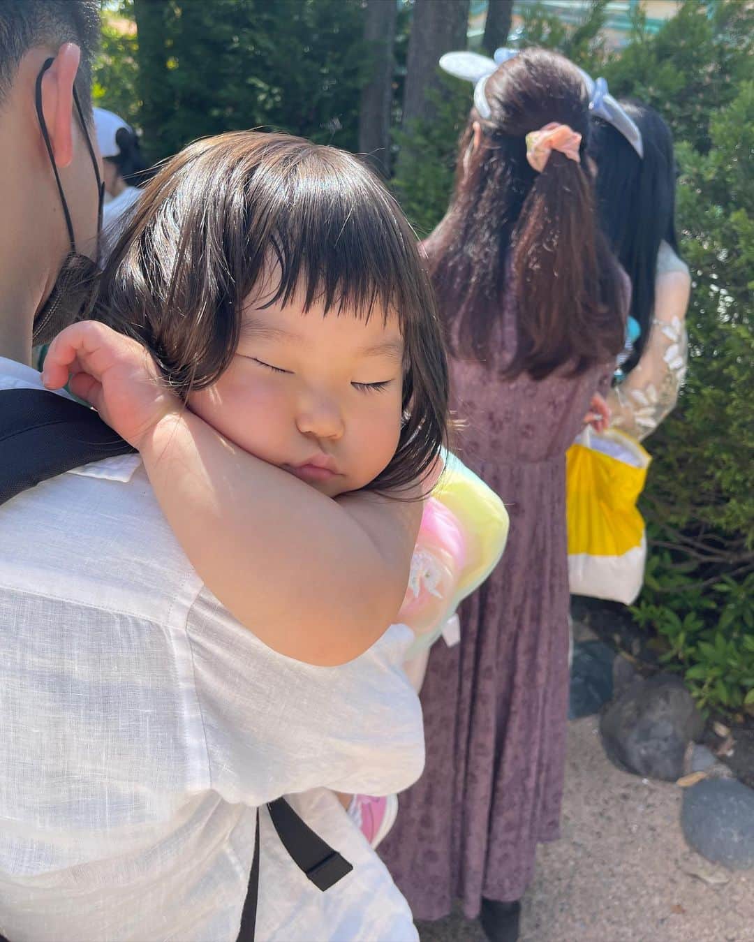 DJ YURiAさんのインスタグラム写真 - (DJ YURiAInstagram)「🏰🏰🏰  今月は娘のお誕生日月間。 久しぶりのディズニーランドへ。  実は去年の春に行く予定で予約していましたが、相次ぐ新型コロナの影響で行けず、やっと予約出来て。。😭  去年のお誕生日パーティーも中止になり、これまた出番を失っていたドレスを今回やっと着れました👗 毎日『私はプリンセス！』と、言っているので、見せた瞬間『着たい！着たい！』と。今日も着たいと叫びました😂  大きめ買っておいて良かったー！ 　 そもそも私自身ディズニーのことはそんなに詳しくないのですが、DWEによってキャラクターを知ったり、意識するようになり、今ではDisneyチャンネルも加入笑  パレードは観ずにアトラクションに乗りまくる派でしたが、パレードの大事さを痛感。娘は手拍子でノリノリで大興奮。今までの人生の中で1番楽しめました💡娘が楽しんでいることが何より嬉しい。 そして、やっぱり「ドナルド」ではなく、『Donald!!』と、言いました🤣  もうすぐ3歳かと思うと本当に感慨深いです。  私の服は靴も全身 @shein_japan  主役は娘なので黒子になろうと思いましたが、あまりに良いお天気だったので白子になりました🤭しらこ？しろこ？  今週末が本番！ 何しようかな〜🙈  #disneyland  #tokyodisneyland  #ディズニーランド #子連れディズニー  #女の子ママ #2歳児ママ　 #お誕生日」4月11日 20時38分 - djyuria