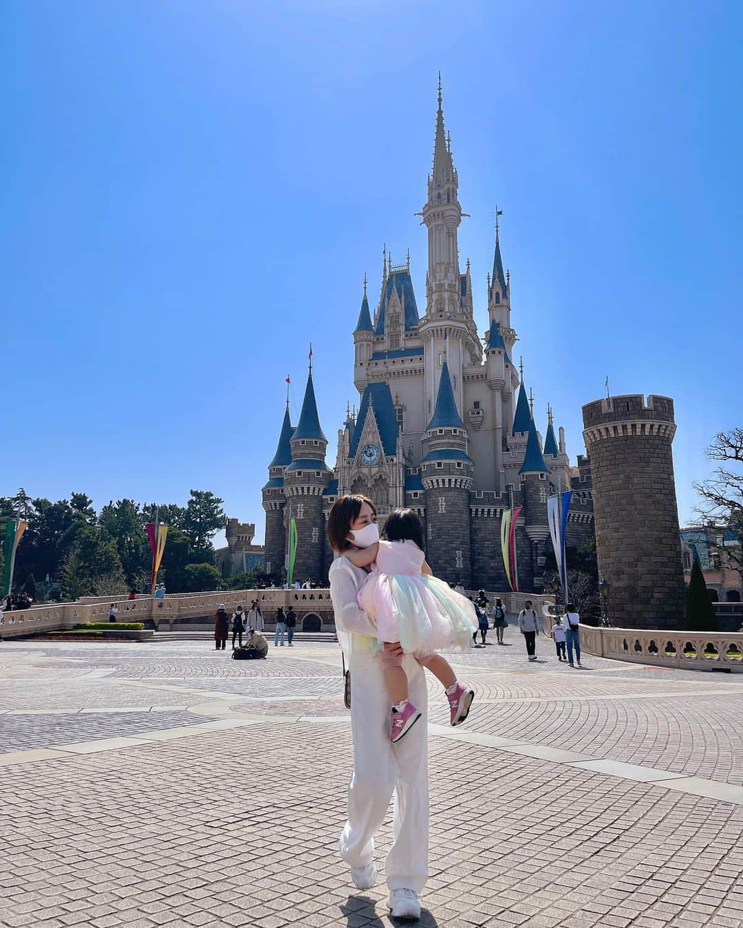 DJ YURiAのインスタグラム：「🏰🏰🏰  今月は娘のお誕生日月間。 久しぶりのディズニーランドへ。  実は去年の春に行く予定で予約していましたが、相次ぐ新型コロナの影響で行けず、やっと予約出来て。。😭  去年のお誕生日パーティーも中止になり、これまた出番を失っていたドレスを今回やっと着れました👗 毎日『私はプリンセス！』と、言っているので、見せた瞬間『着たい！着たい！』と。今日も着たいと叫びました😂  大きめ買っておいて良かったー！ 　 そもそも私自身ディズニーのことはそんなに詳しくないのですが、DWEによってキャラクターを知ったり、意識するようになり、今ではDisneyチャンネルも加入笑  パレードは観ずにアトラクションに乗りまくる派でしたが、パレードの大事さを痛感。娘は手拍子でノリノリで大興奮。今までの人生の中で1番楽しめました💡娘が楽しんでいることが何より嬉しい。 そして、やっぱり「ドナルド」ではなく、『Donald!!』と、言いました🤣  もうすぐ3歳かと思うと本当に感慨深いです。  私の服は靴も全身 @shein_japan  主役は娘なので黒子になろうと思いましたが、あまりに良いお天気だったので白子になりました🤭しらこ？しろこ？  今週末が本番！ 何しようかな〜🙈  #disneyland  #tokyodisneyland  #ディズニーランド #子連れディズニー  #女の子ママ #2歳児ママ　 #お誕生日」