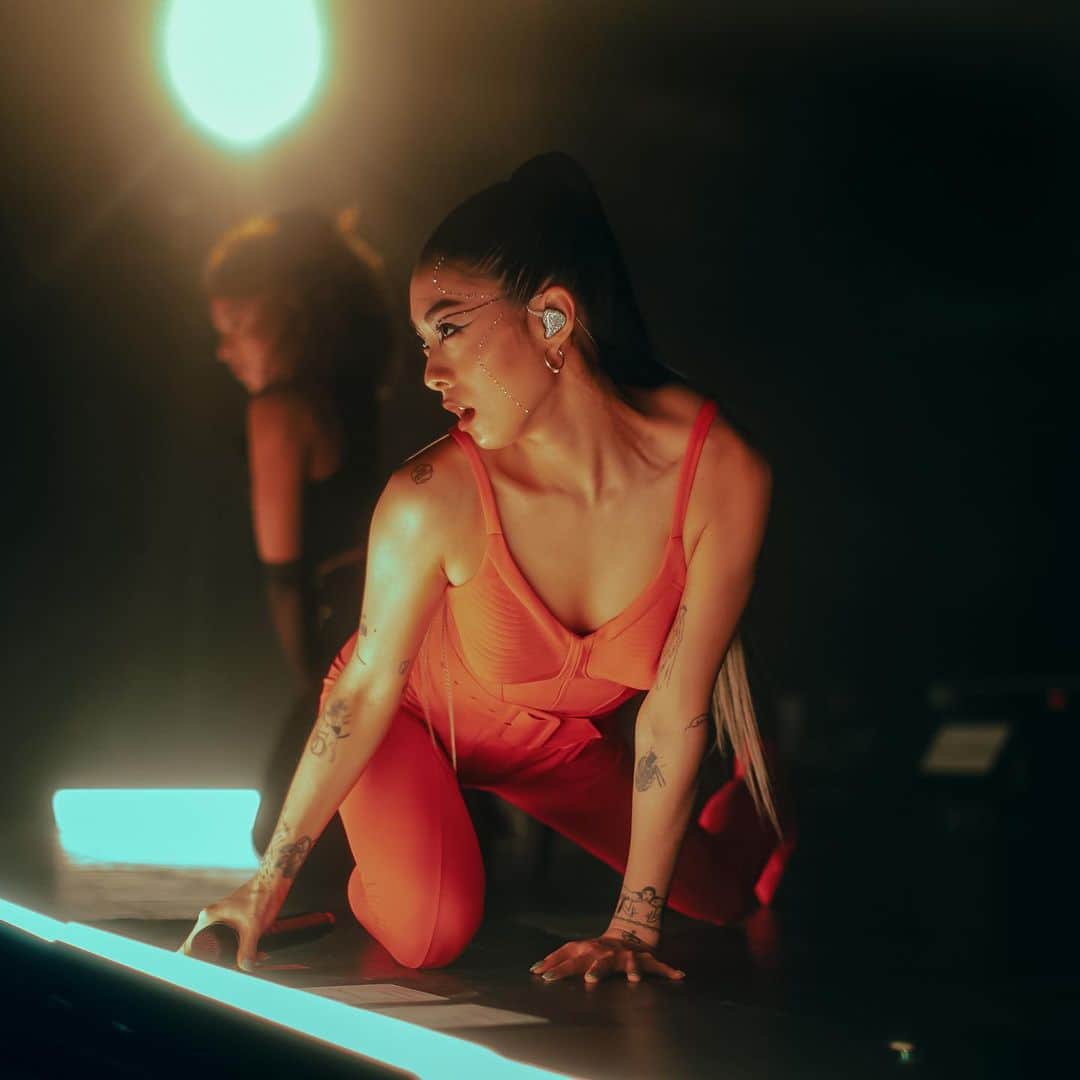 リナ・サワヤマのインスタグラム：「LA what a show !!!!!! so good to be back 🥺🥺🥺🥺🥺 SF are u ready ??? tonight is SOLD OUT but there are still some tix left for tomorrows show !! let’s gooooooooo   photos by @megmeyer  custom red outfit by @richardquinn ❤️」