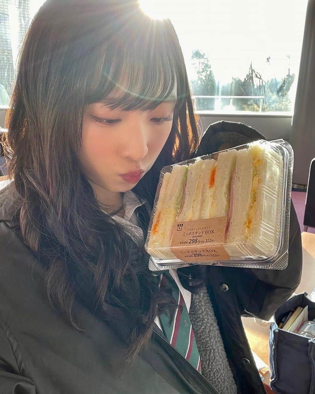 小栗有以さんのインスタグラム写真 - (小栗有以Instagram)「恋に無駄口放送まであと少し☀️  頭の上キララ~~ このサンドイッチ食べやすくて 美味しかったぁ🥪💭  あれ…。 私サンドイッチ好きなのかな…  #ABCテレビ(関西)  4/17(日)よる11時55分 #テレビ朝日(関東)  4/16(土)深夜2時30分スタート #恋に無駄口」4月11日 20時45分 - yuioguri_1226