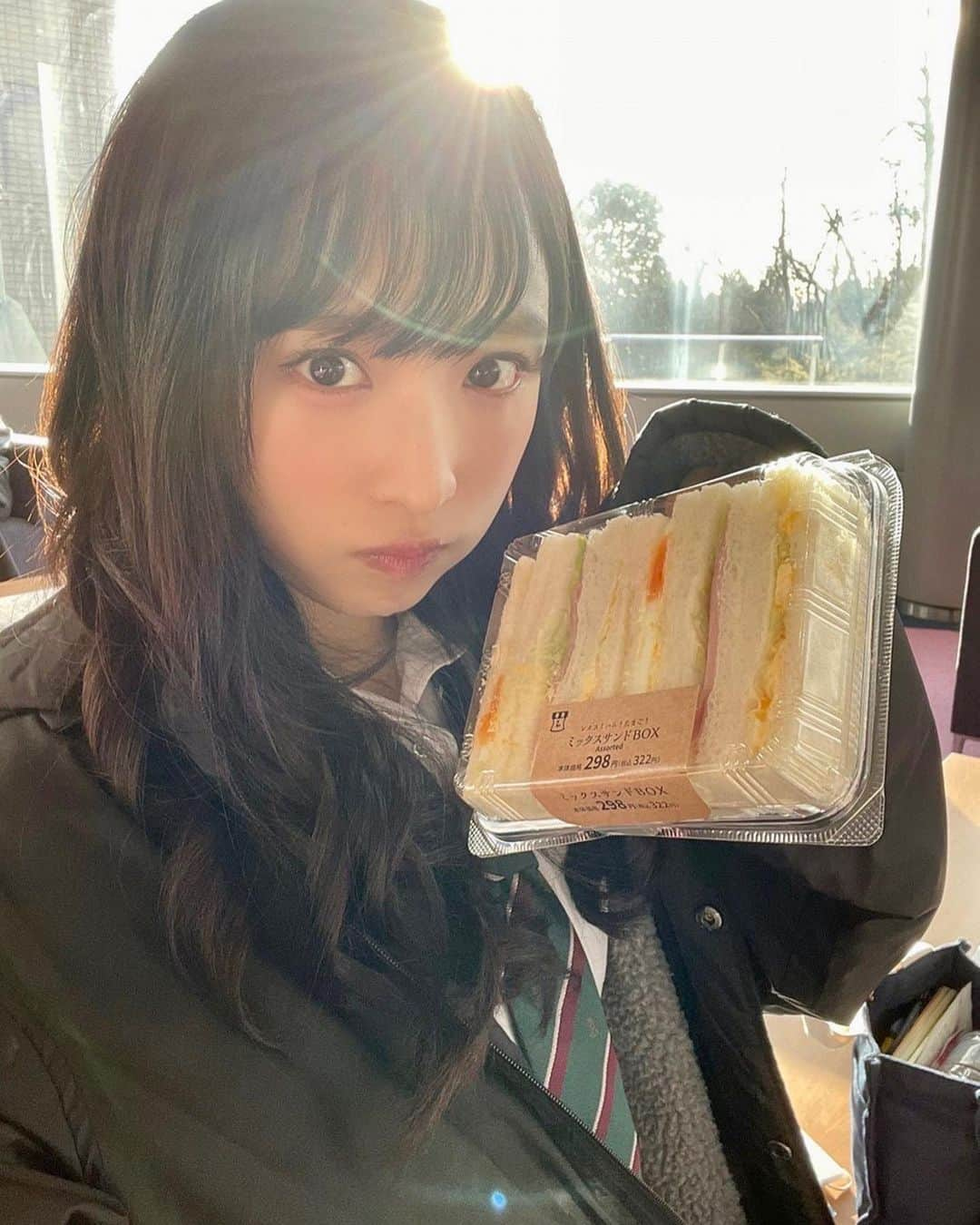 小栗有以さんのインスタグラム写真 - (小栗有以Instagram)「恋に無駄口放送まであと少し☀️  頭の上キララ~~ このサンドイッチ食べやすくて 美味しかったぁ🥪💭  あれ…。 私サンドイッチ好きなのかな…  #ABCテレビ(関西)  4/17(日)よる11時55分 #テレビ朝日(関東)  4/16(土)深夜2時30分スタート #恋に無駄口」4月11日 20時45分 - yuioguri_1226