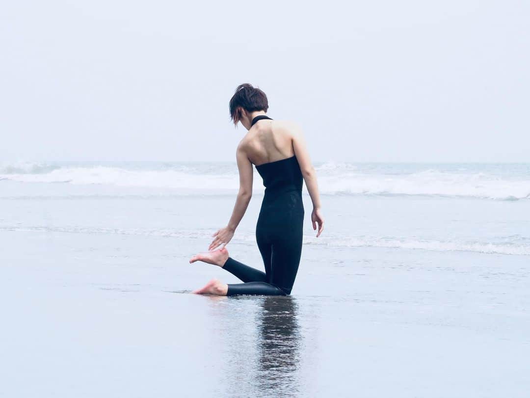 宮坂桃子のインスタグラム：「半年振りに海水触った(触っただけ)」