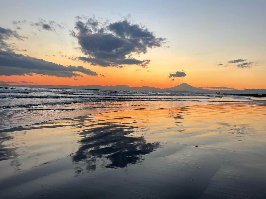 水野亜彩子さんのインスタグラム写真 - (水野亜彩子Instagram)「. 🧡💛🧡💛 #sunset #sea #kugenuma」4月11日 20時57分 - asakomizuno