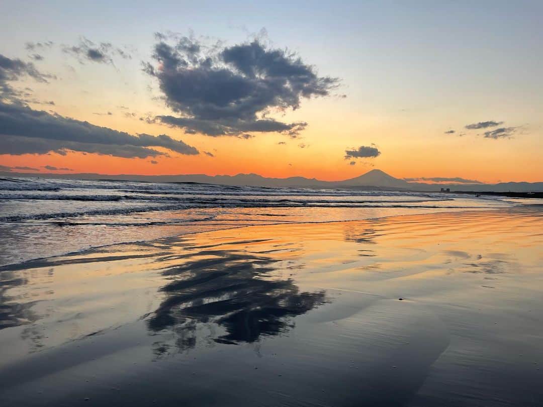 のインスタグラム：「. 🧡💛🧡💛 #sunset #sea #kugenuma」