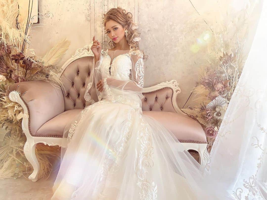のインスタグラム：「. . I want to wear a real wedding dress as soon as possible ❤️ I'm happy to shoot so cute ଘ (੭ˊ꒳ ˋ) ੭✧❣️💜💓 . .めちゃくちゃ素敵な撮影でした❤️💜💙 @hair_set.achieve.m  ではこんな可愛いくしてもらえるょ😍‼️❣️ . .お仕事ではウエディングドレスをいっぱい着るのに、プライベートでは予定なしです🥲🥲いつになったら着れるのかしら( ⑉¯ ꇴ ¯⑉ )ww . .関西のみなさまは、可愛いい写真が撮りたかったら、dmしてみてねん💙💜 . . . . . . . . . . . . . . .#ウエディングドレス #ウエディングドレス試着 #インスタ映え #サロンモデル #関西モデル #weddingdress #weddinglehenga #大阪観光 #大阪プレ花嫁 #カップルエッセイ #モデル撮影 #ウェディングヘア」