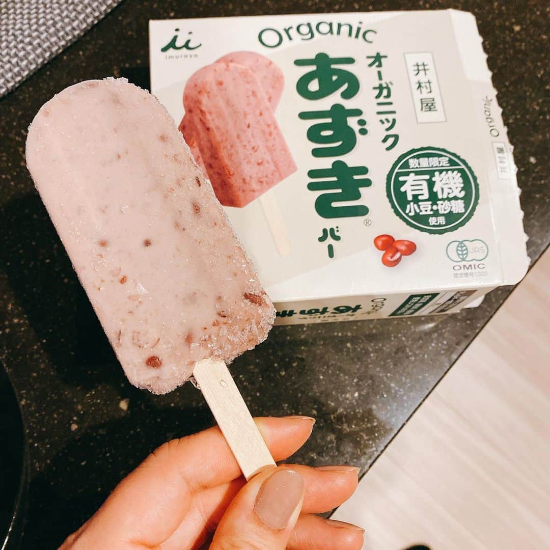 川田裕美のインスタグラム：「真冬でも美味しいけど、やはり暑さを感じるこれからが本番✨🥰  #あずきバー#井村屋」