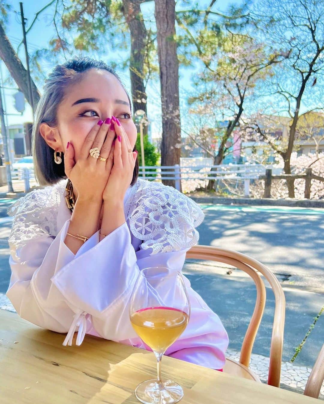 のインスタグラム：「🌸🍷🌸🍷🌸 先週は桜を見ながら 親友たちとChill🌸🍷 エンドレスにお話して 笑いすぎて最高の時間でした♡ #chillout  #夙川#🇲🇽#🍷」