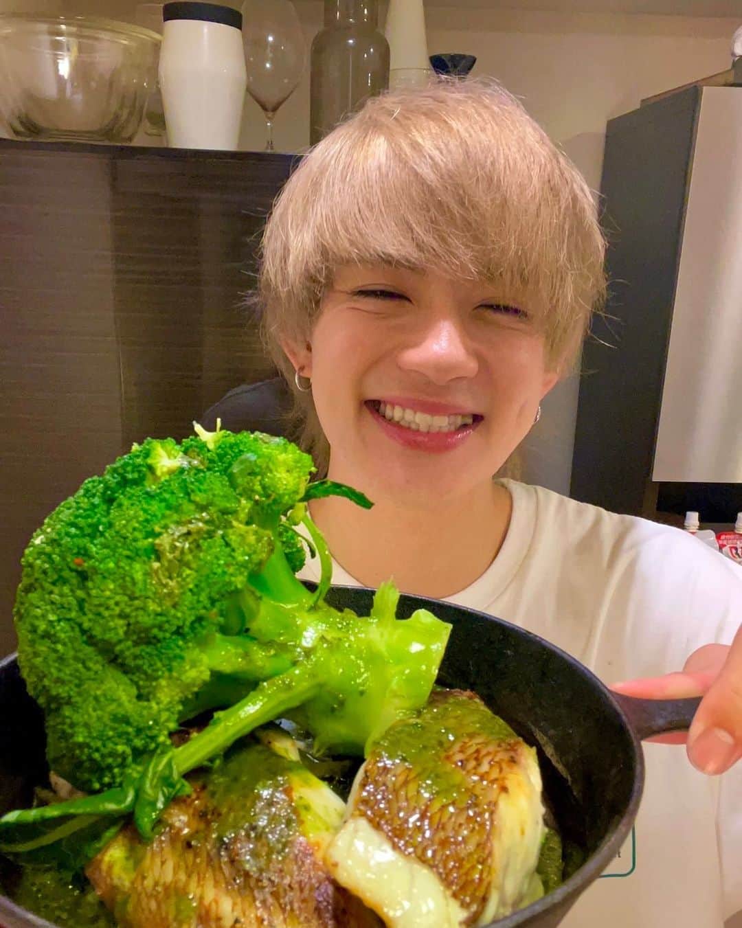 のインスタグラム：「［ブロッコリー］  佐野飯ブロッコリー配信ありがとう！  めちゃくちゃ成功だったぜい！  今からきらりで食べるね みにきてねん🥦  #佐野飯 #ブロッコリー #MILK」